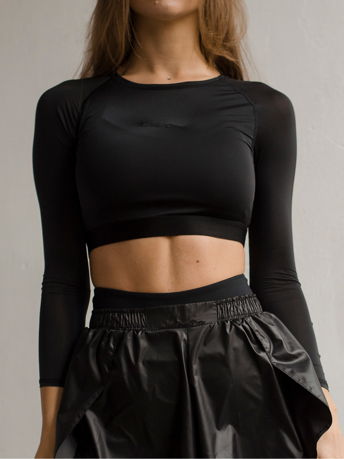 Rashguard sports black 18539 from Lola Bra with donate to u24