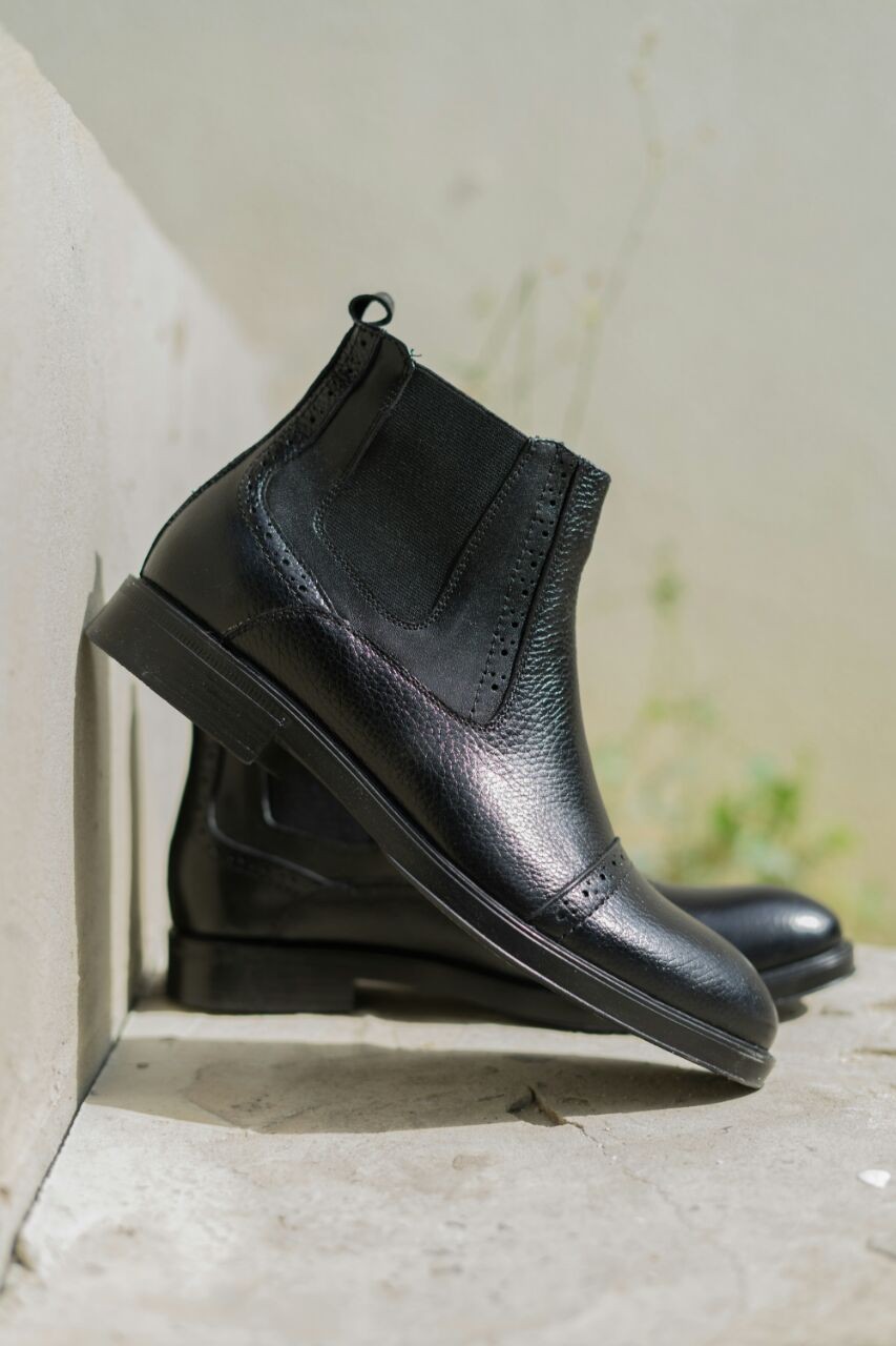 Comfortable men's Chelsea boots Oskar 317. Black natural leather.
