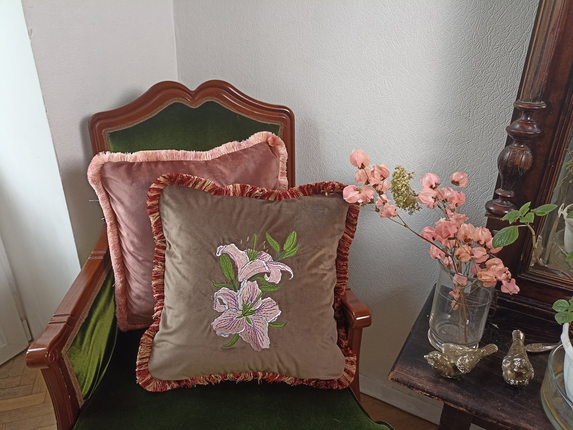 MR Pillow velvet with lilies embroidery