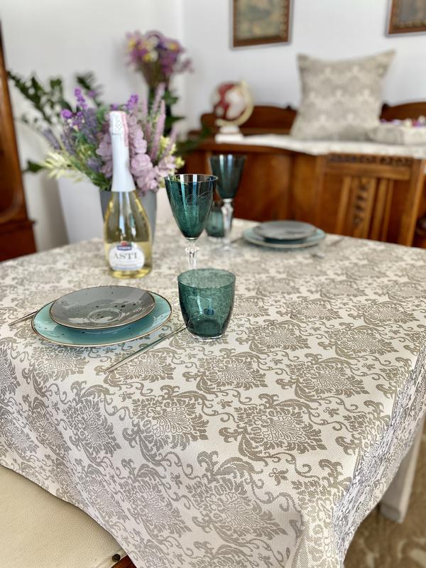Tapestry tablecloth limaso 137 x 260 cm.
