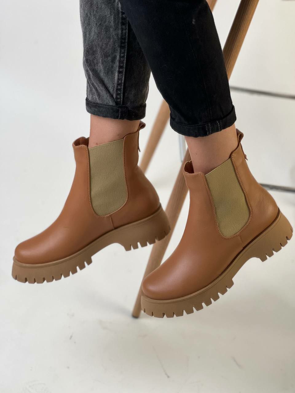 Chelsea boots in caramel color