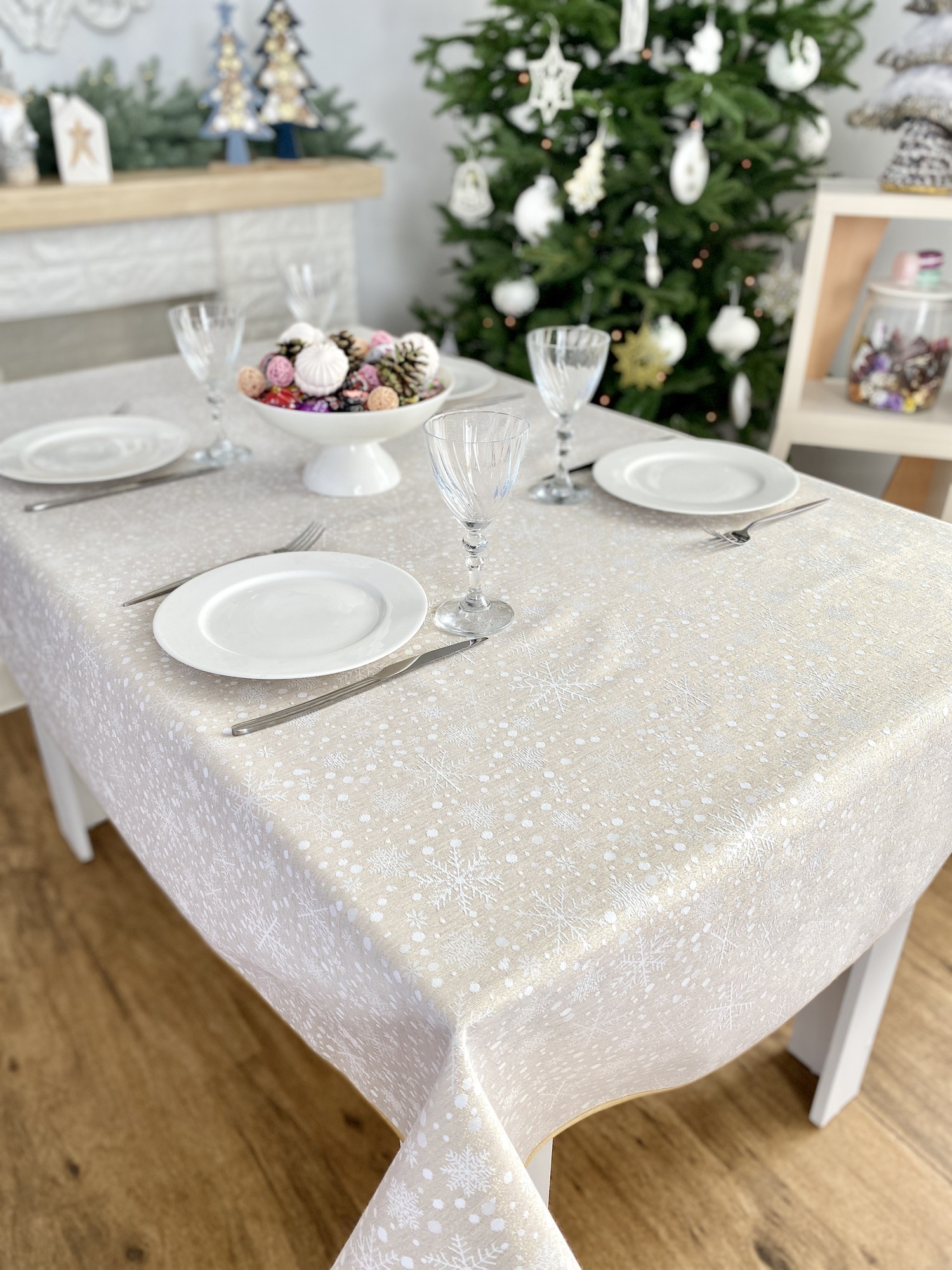 Christmas doublesided tablecloth with teflon coating. dining table