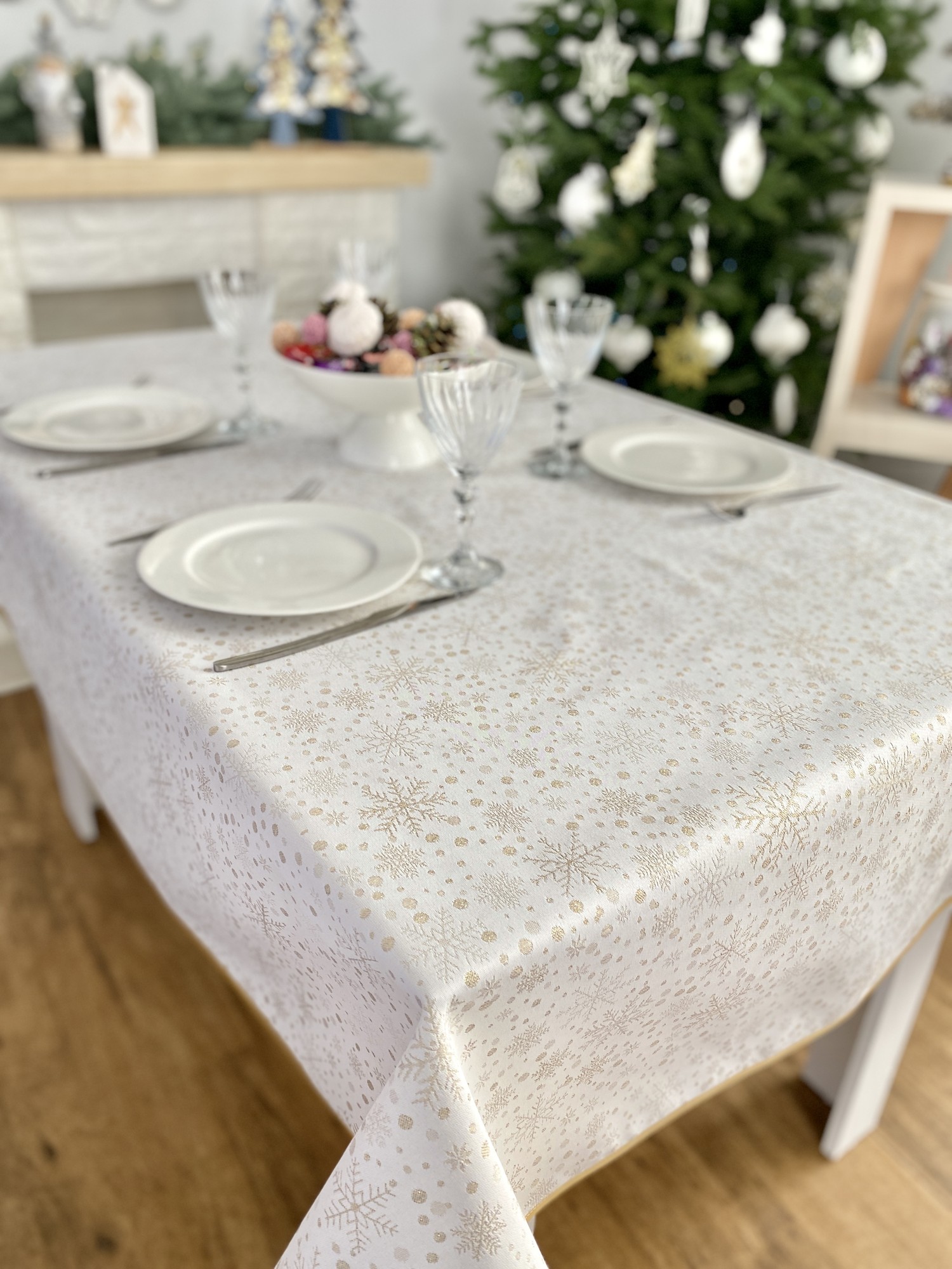 Christmas doublesided tablecloth with teflon coating. dining table