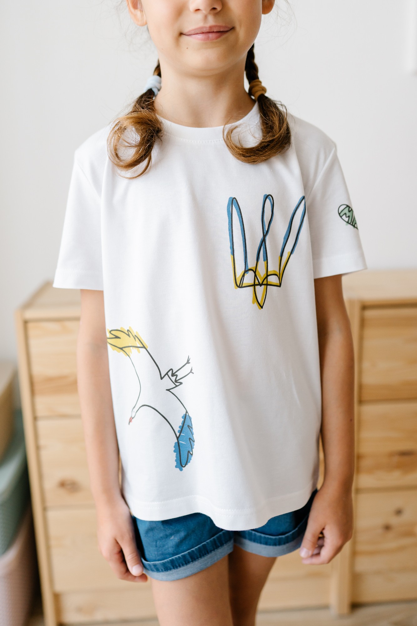 White children's t-shirt with trident of Ukraine and crane print