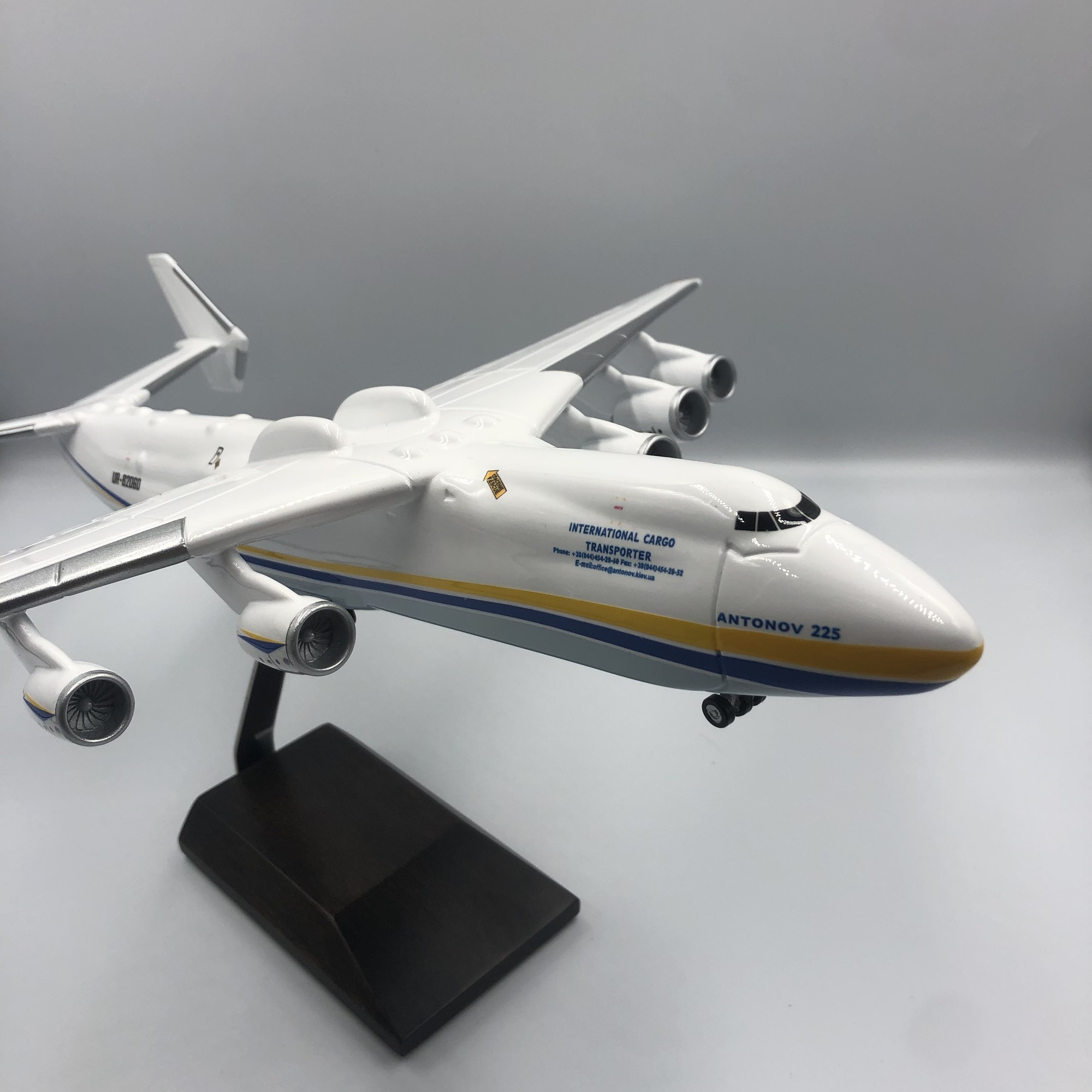 Aircraft model An-225 "Antonov Airlines" - 1/200 on landing gears
