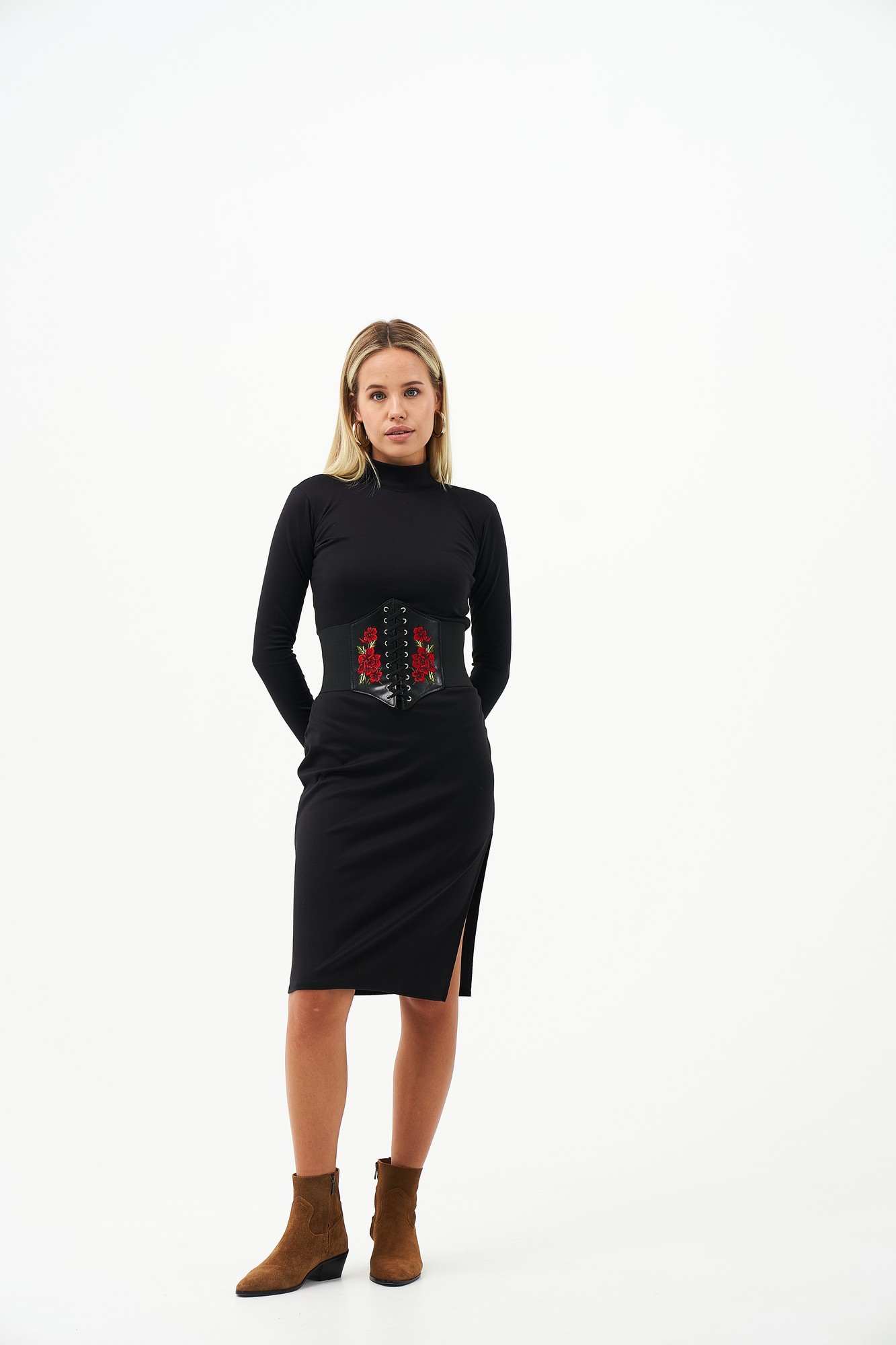 slim dress with embroidery belt