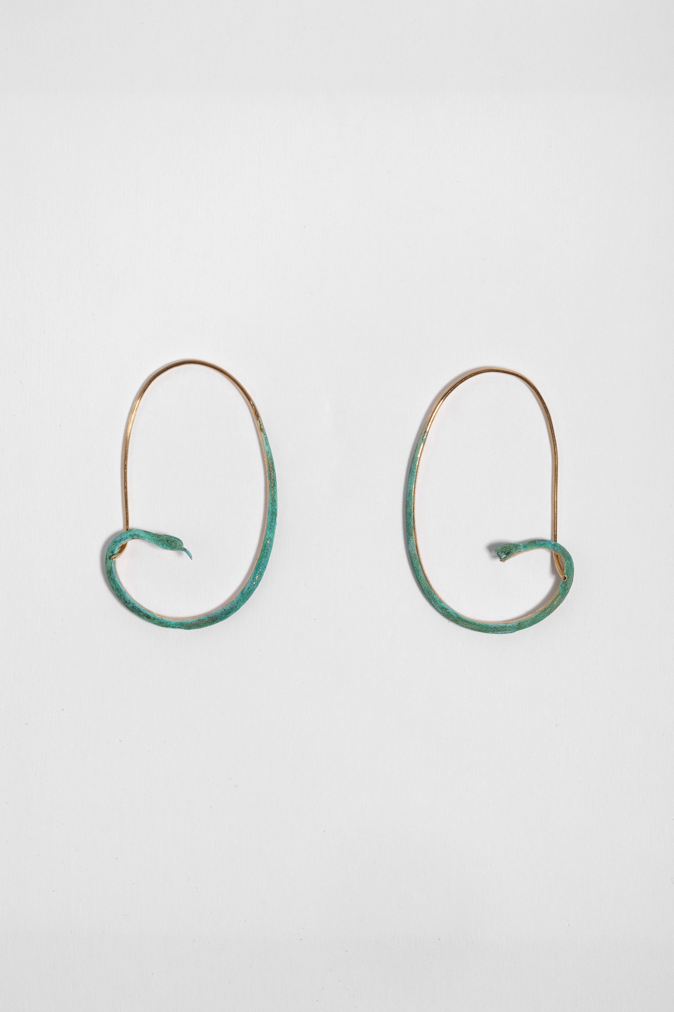 SNAKE OVAL HOOPS WITH PATINA