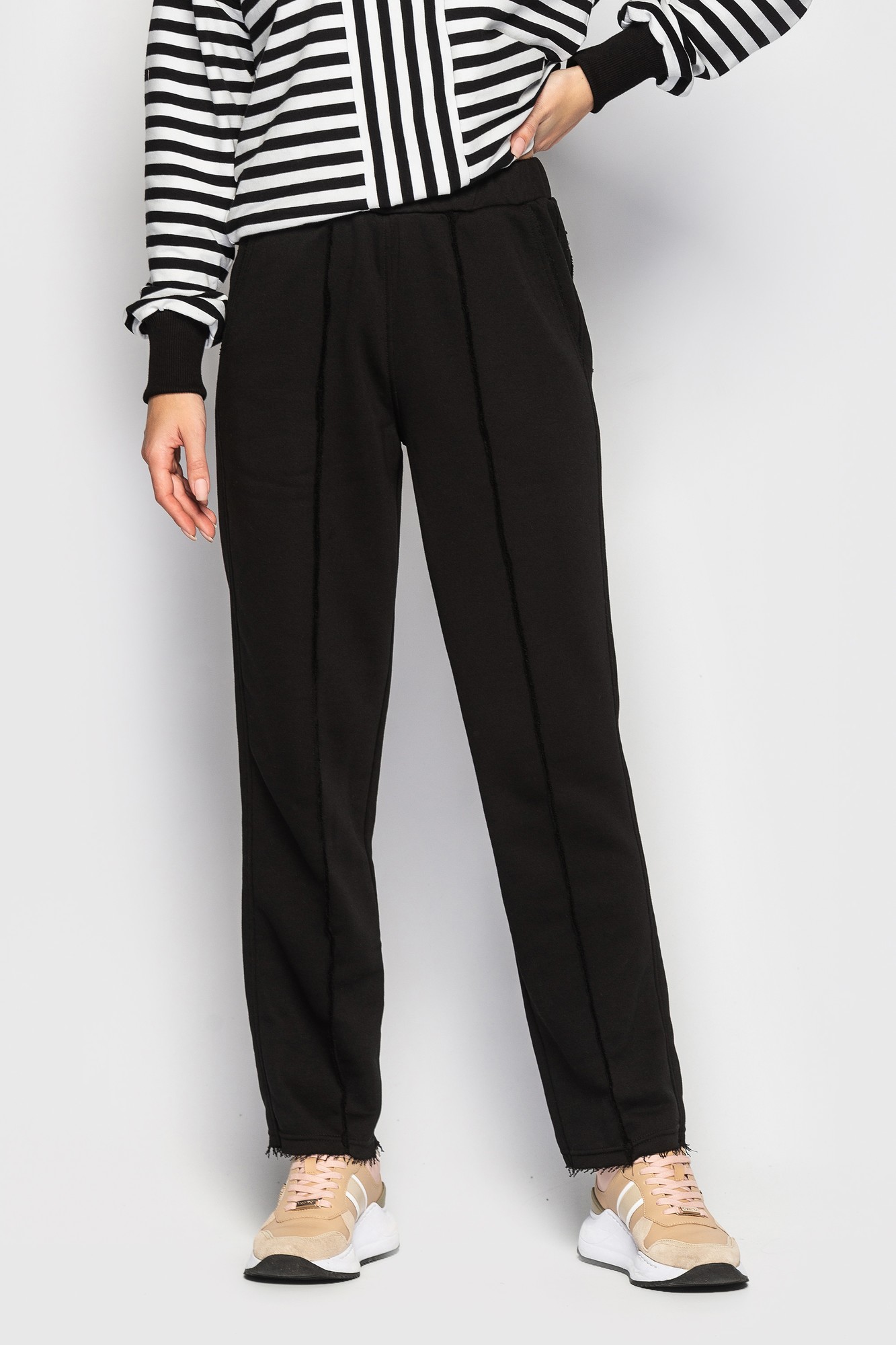 Black straight trousers with arrows