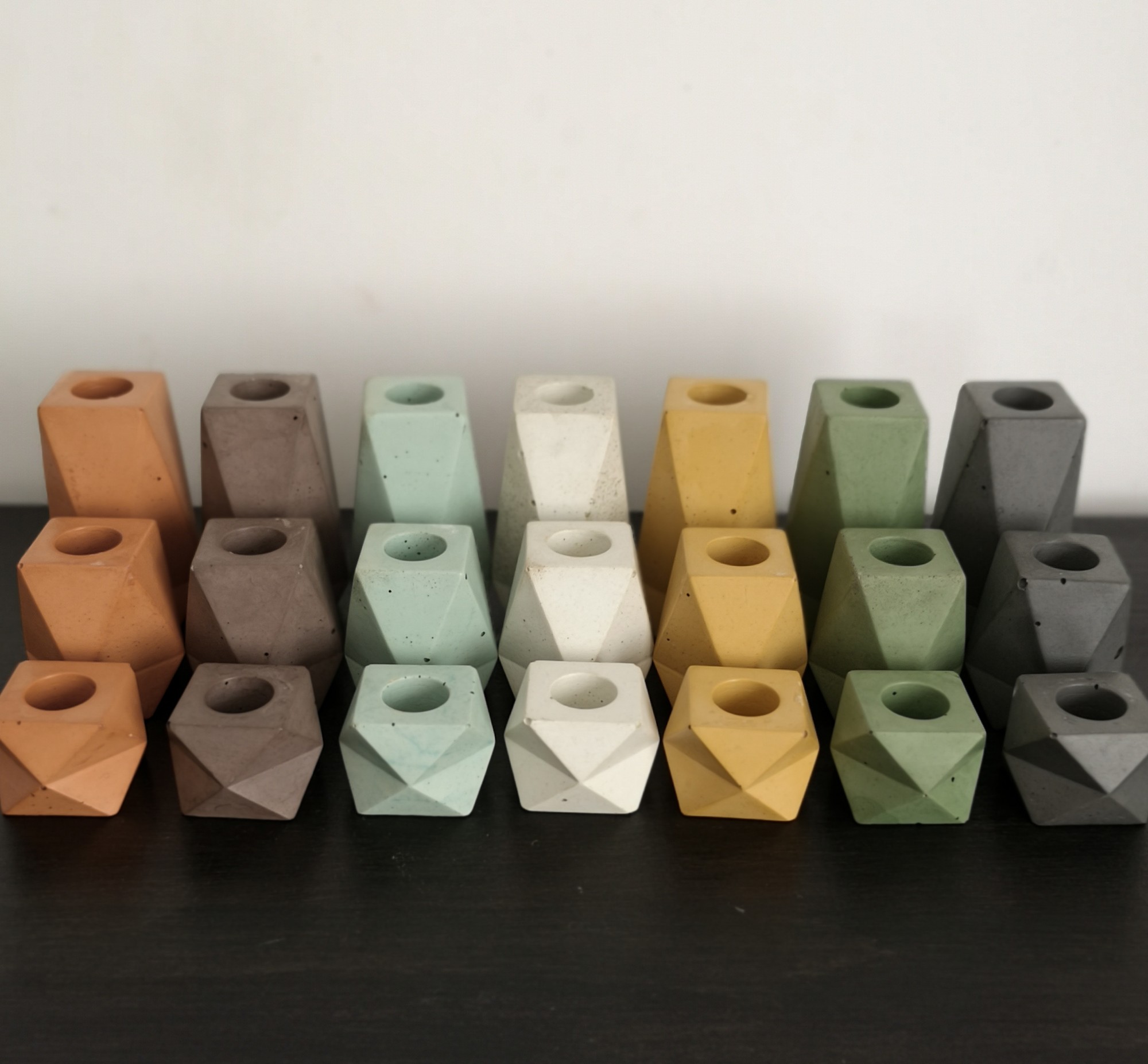Set of concrete candle holders, in assortment