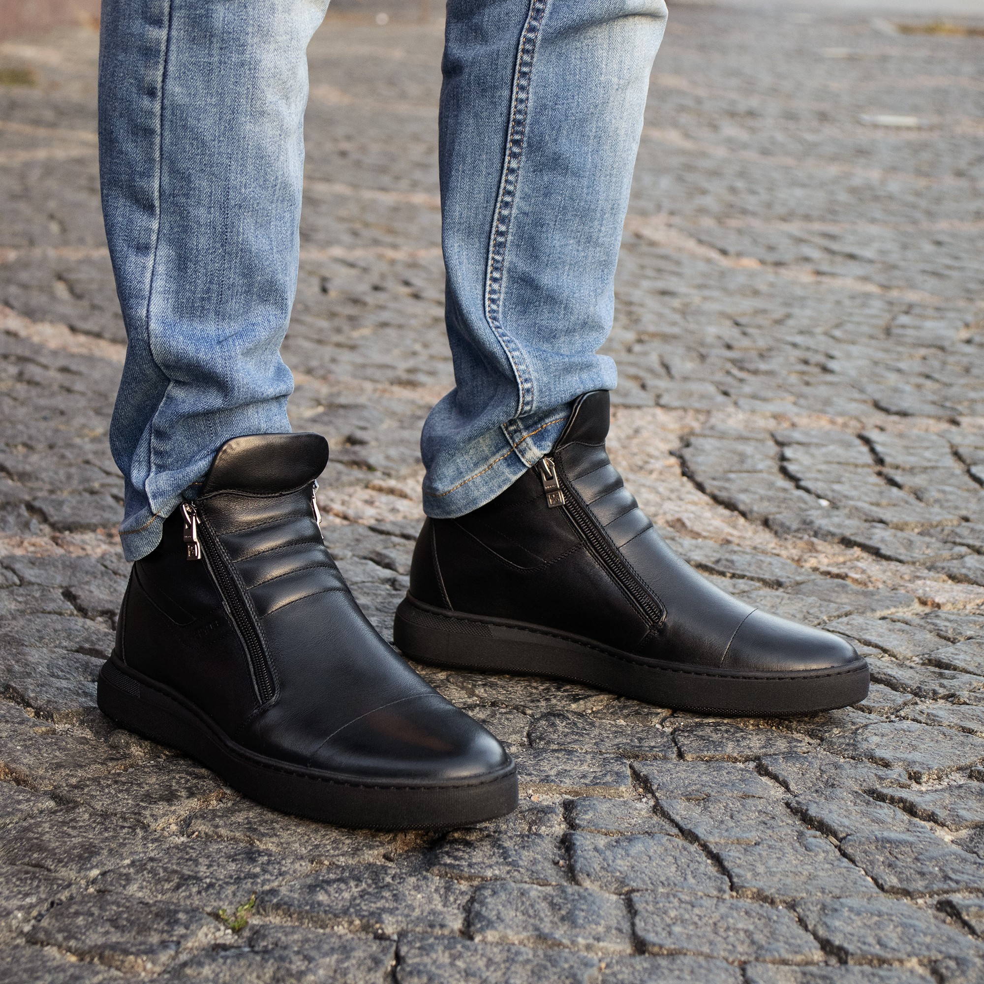 Warm men's boots Ikos 505 on a thick sole, on two locks