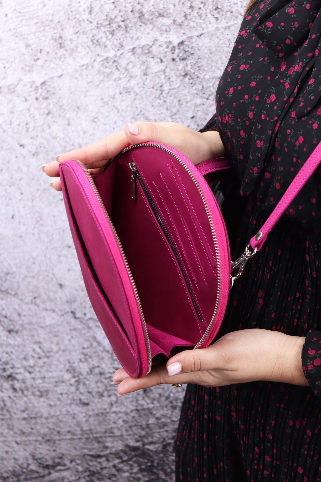 Women's leather round shoulder bag with zip/ pink bag/ 1005  (Strutinski-Leather) за 1650 UAH.