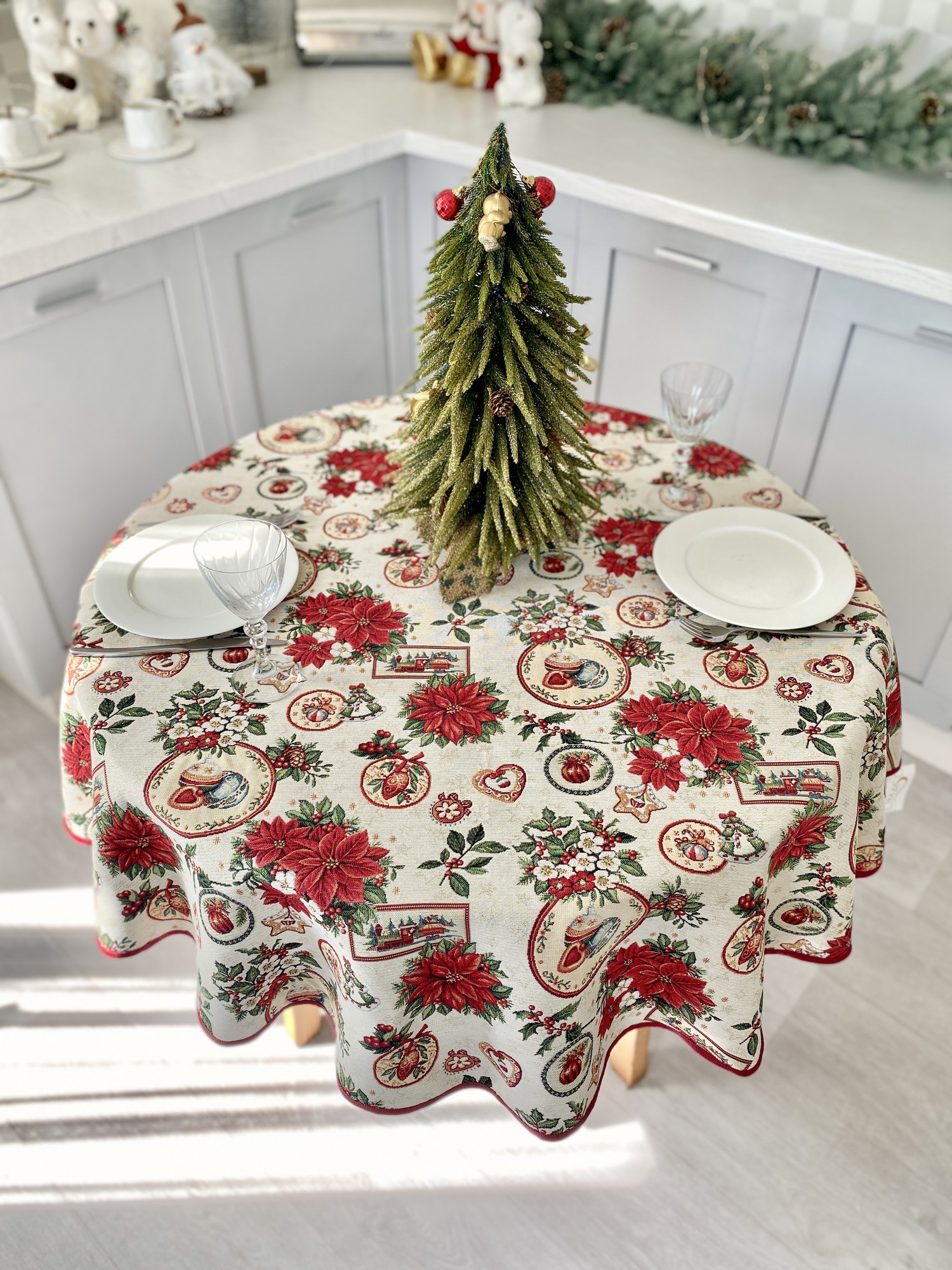 Christmas tapestry tablecloth for round table ø140 cm (55 in), with gold lurex round festive tablecloth