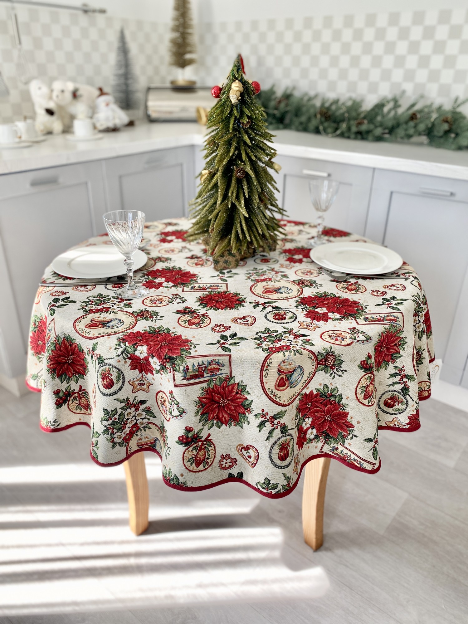 Christmas tapestry tablecloth for round table ø180 cm (70 in), with gold lurex round festive tablecloth