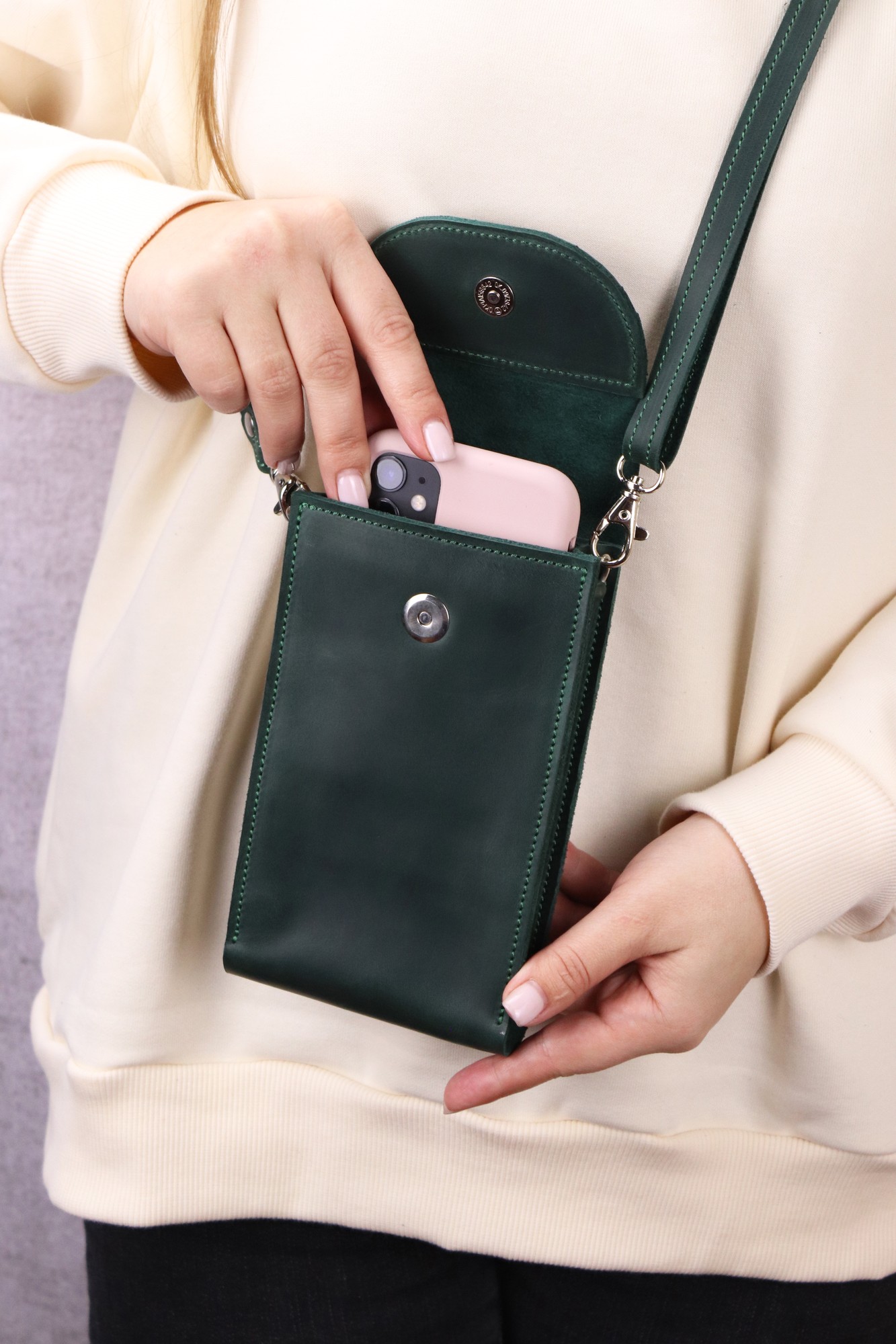 Leather women's small shoulder bag wallet for iPhone 14 Pro/ Green - 1002