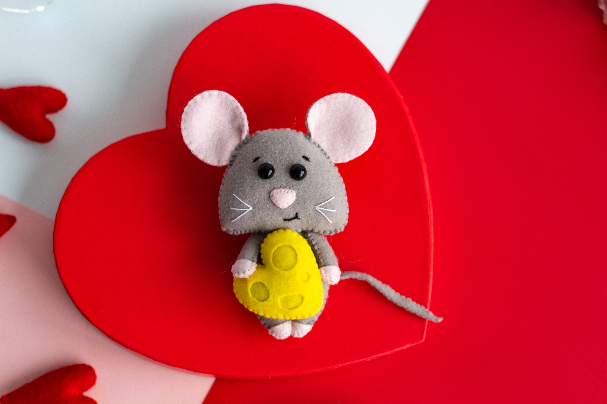 Valentine's Day gift A cute mouse with a cheese heart