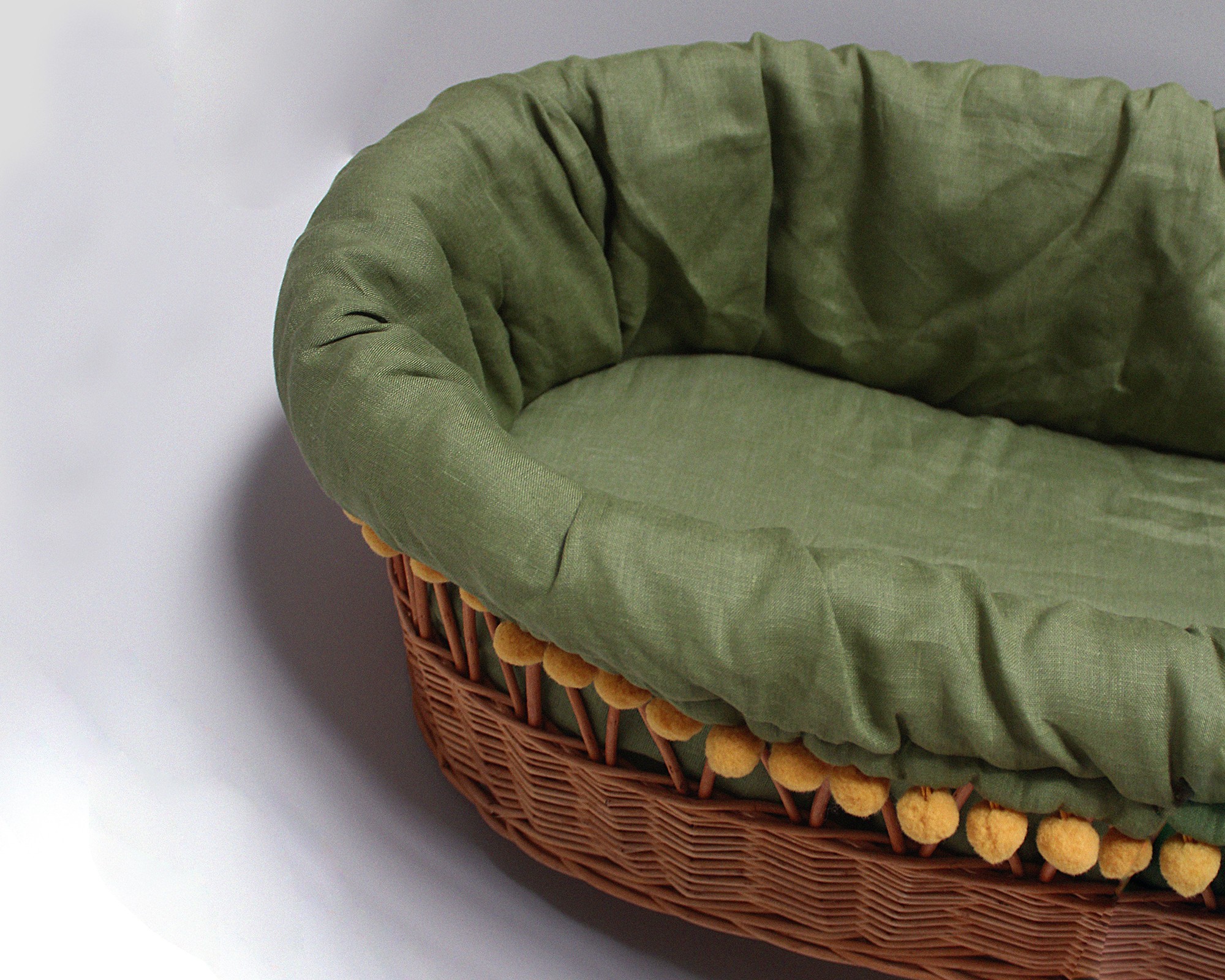 Baby Moses Basket with linen bedding