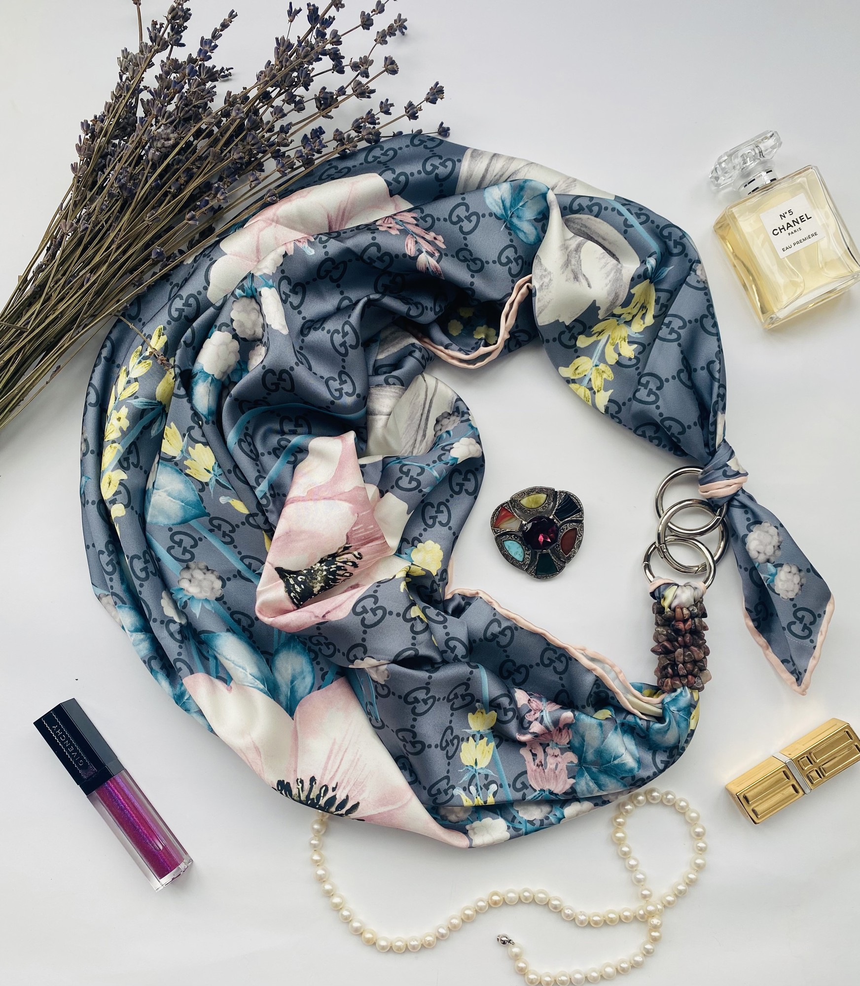 Scarf "Blue garden,, from the brand MyScarf. Decorated with natural sodalite