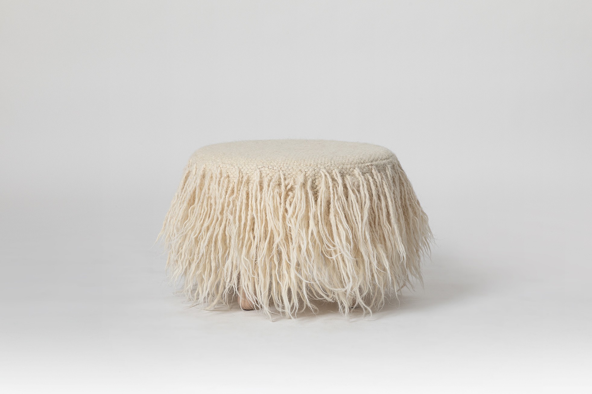 White woolen pouf with wooden legs 28141 from Masha Puliaieva with