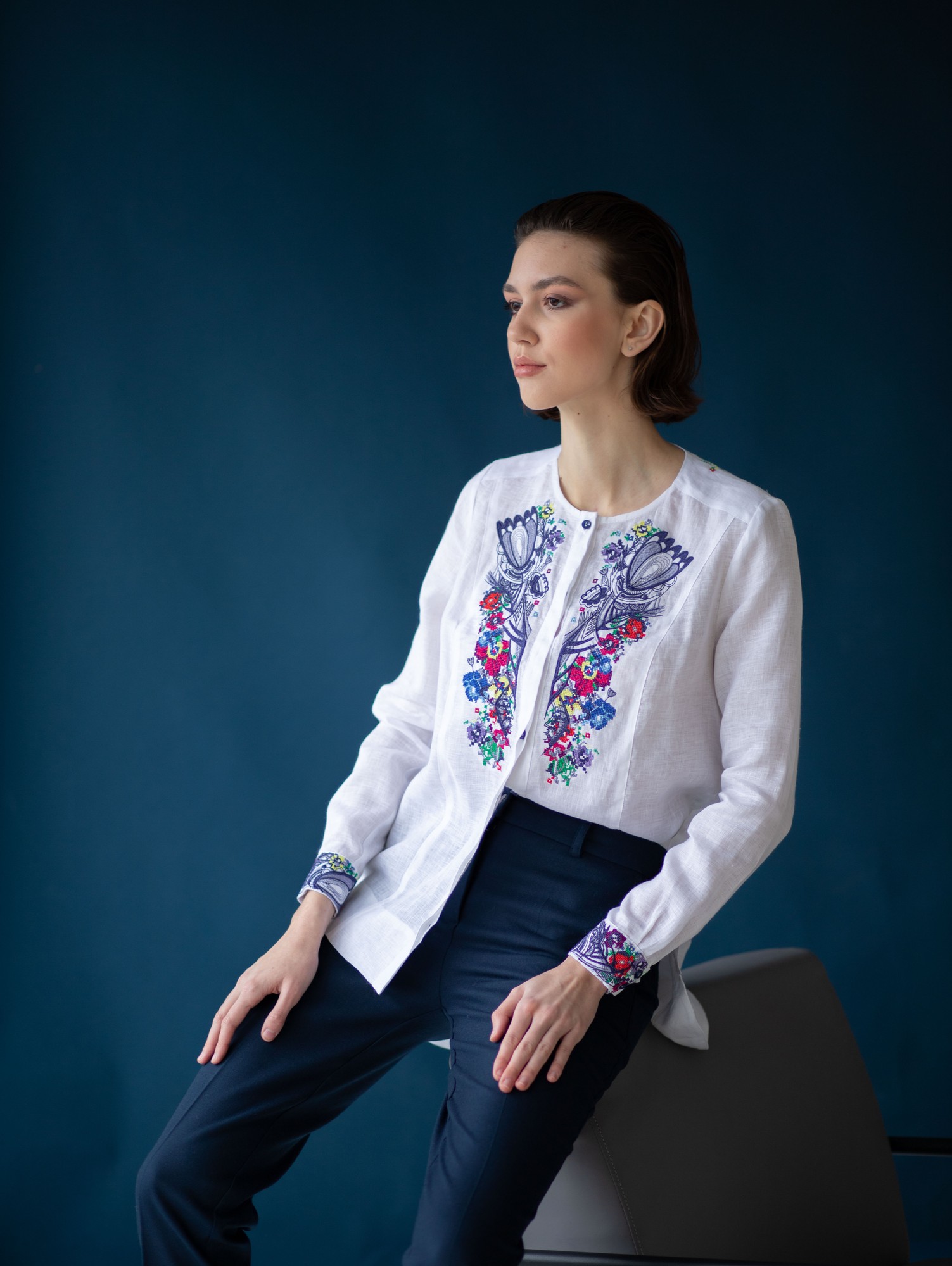 Woman's embroidered blouse 978-18/00