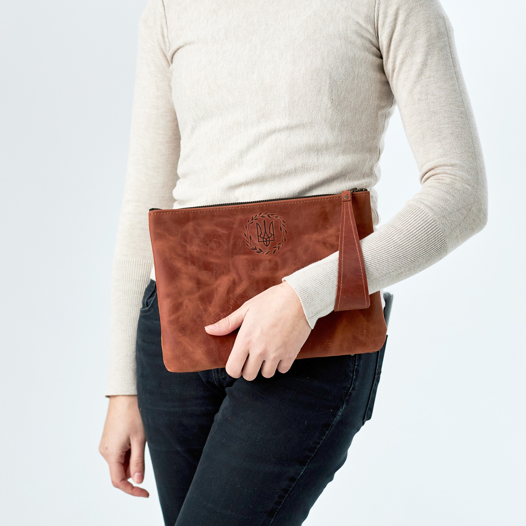 Zipper leather pouch