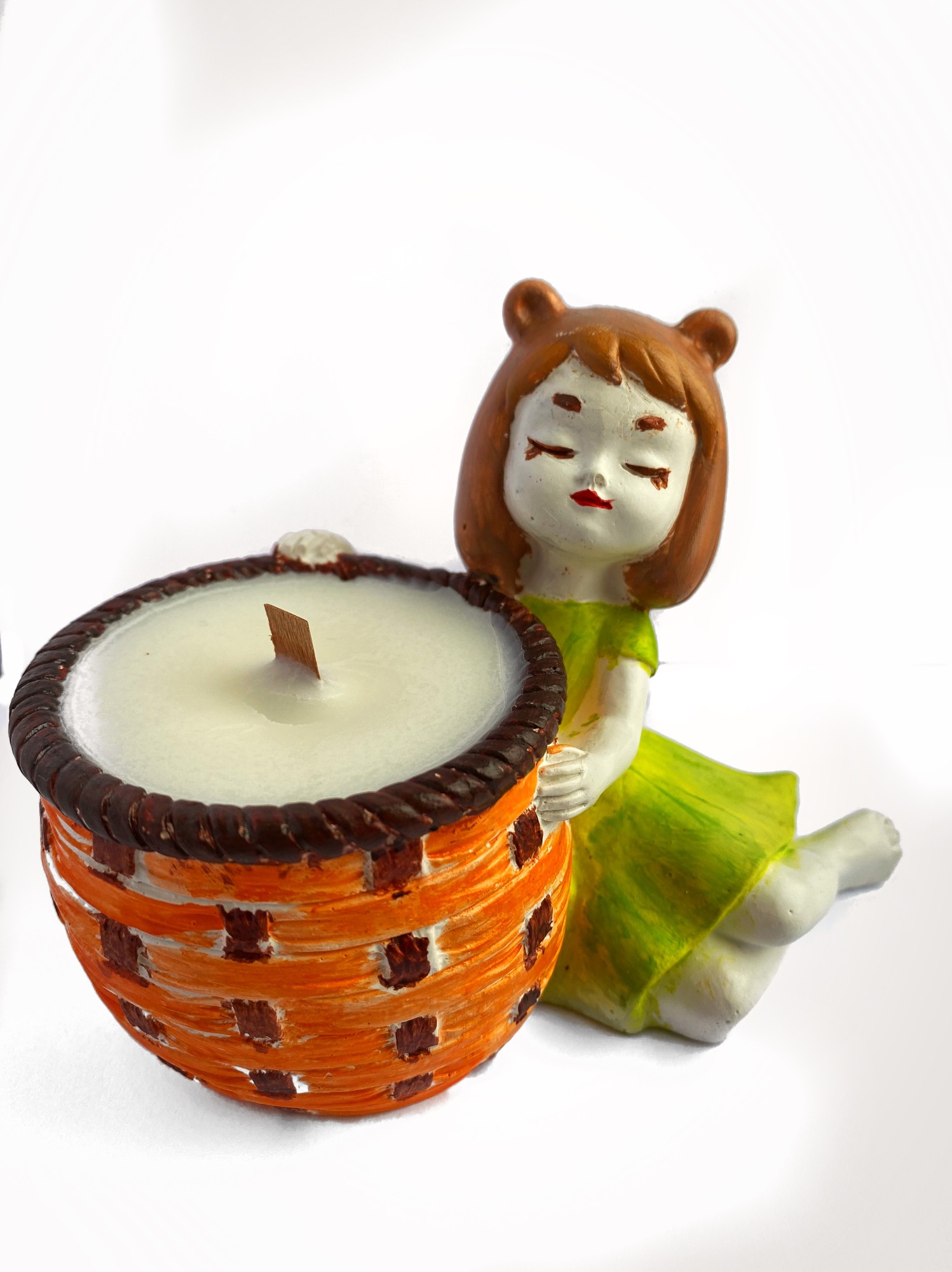 Soy candle in a cache-pot - a girl with a basket