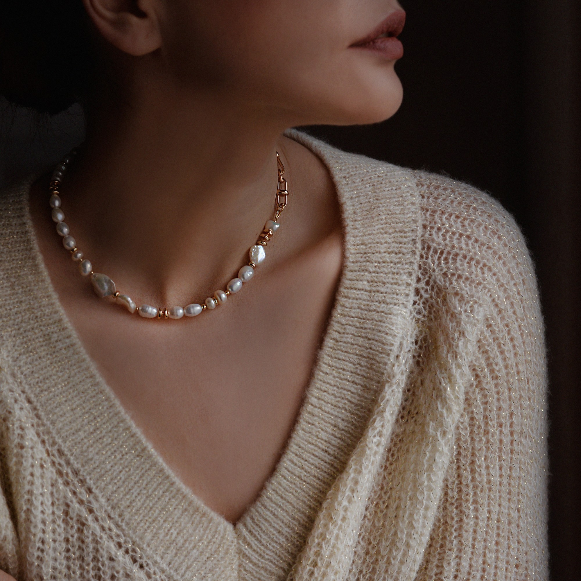 Pearl choker with assymetry design