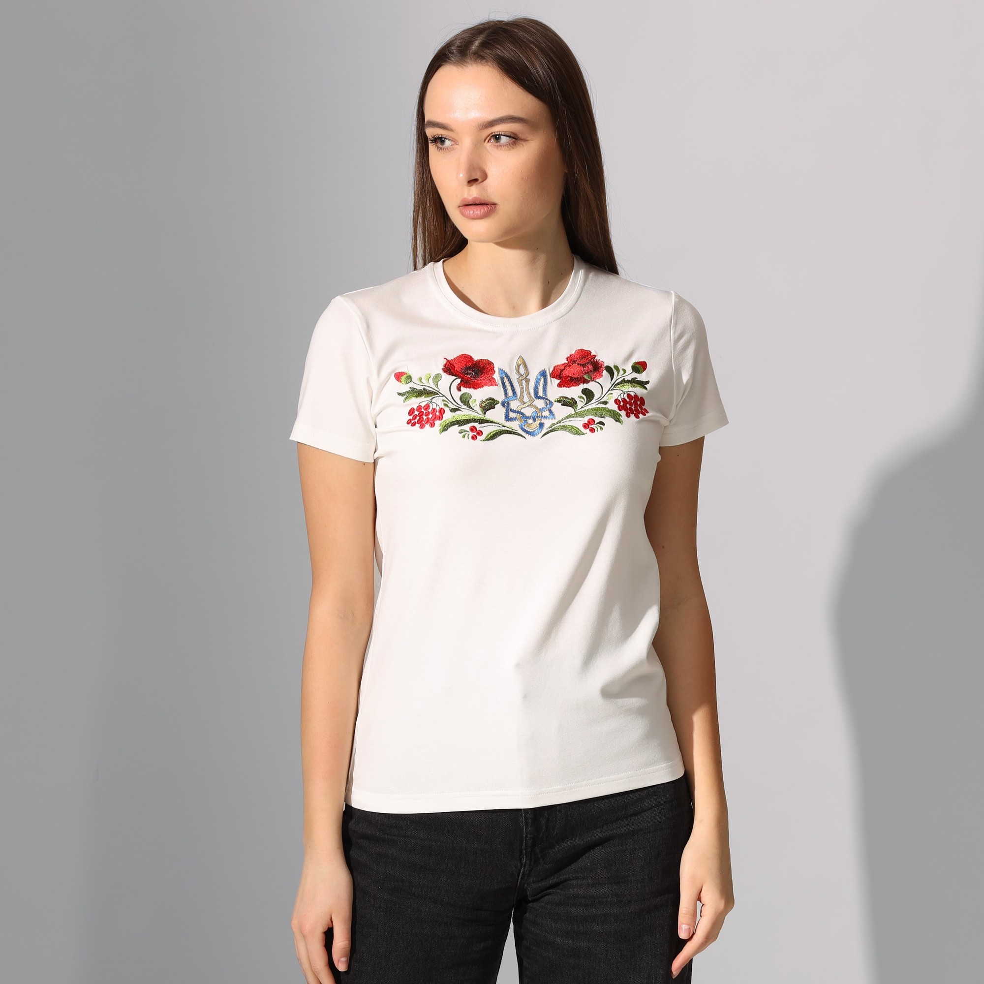 Milk-coloured women's T-shirt with "Trident in Poppies" embroidery