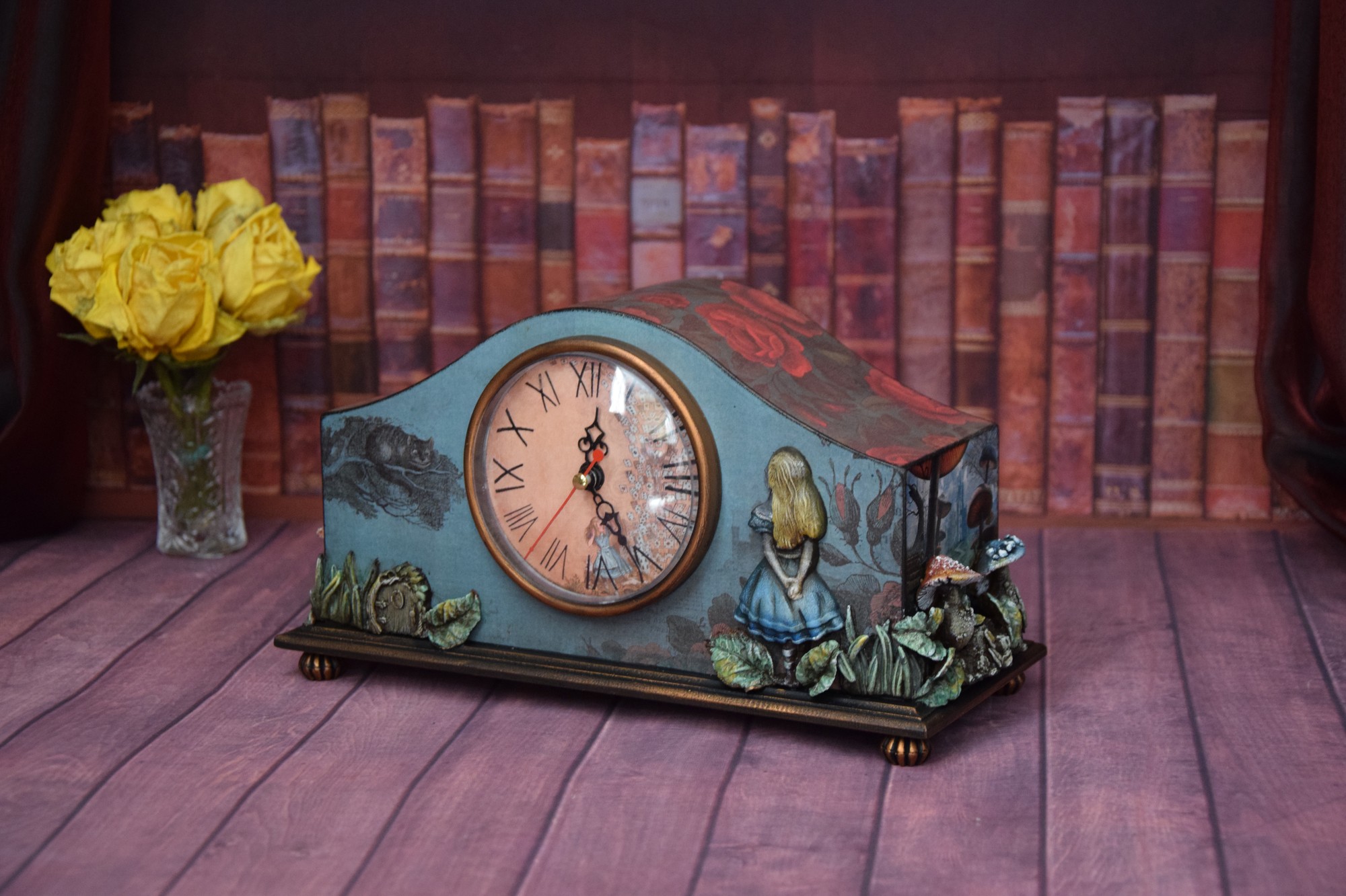 Mantel clock Alice in Wonderland