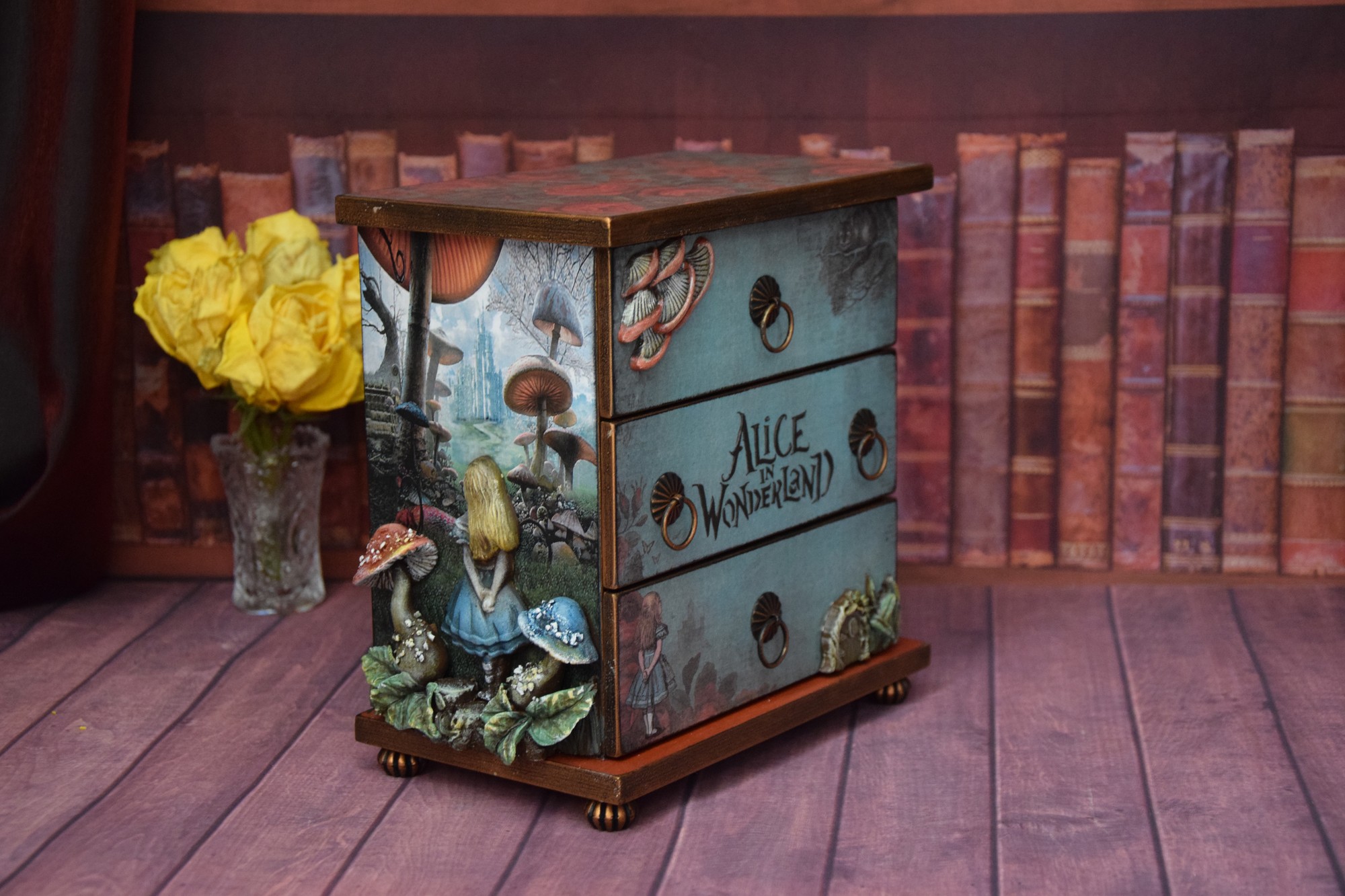 Mini chest of drawers Alice in Wonderland