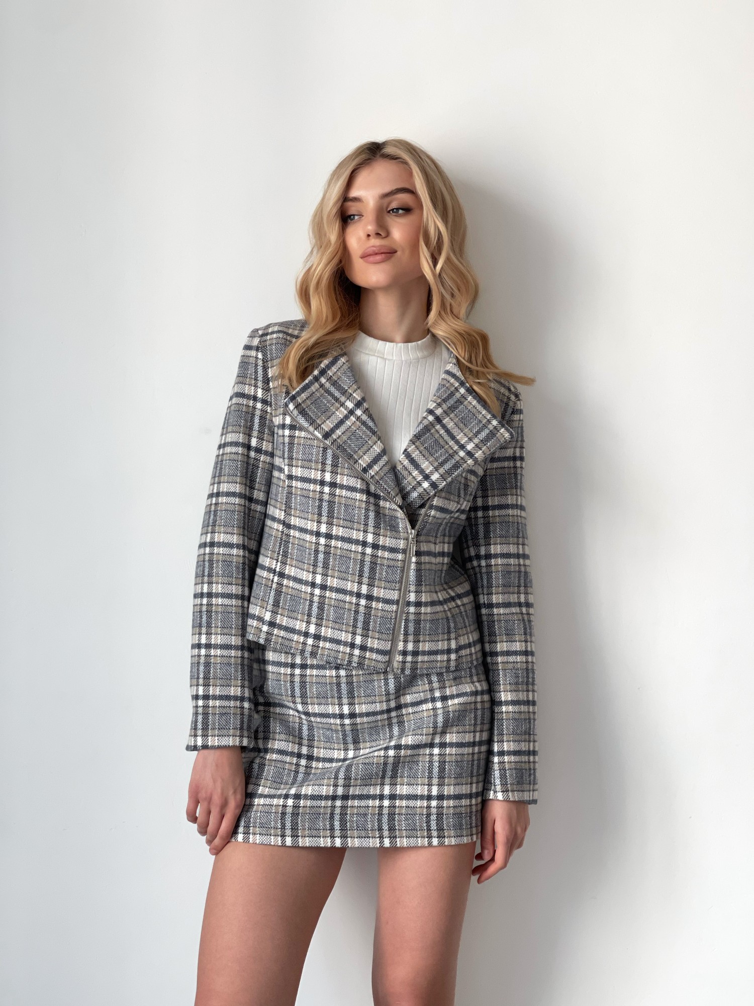 Checkered jacket with a zipper