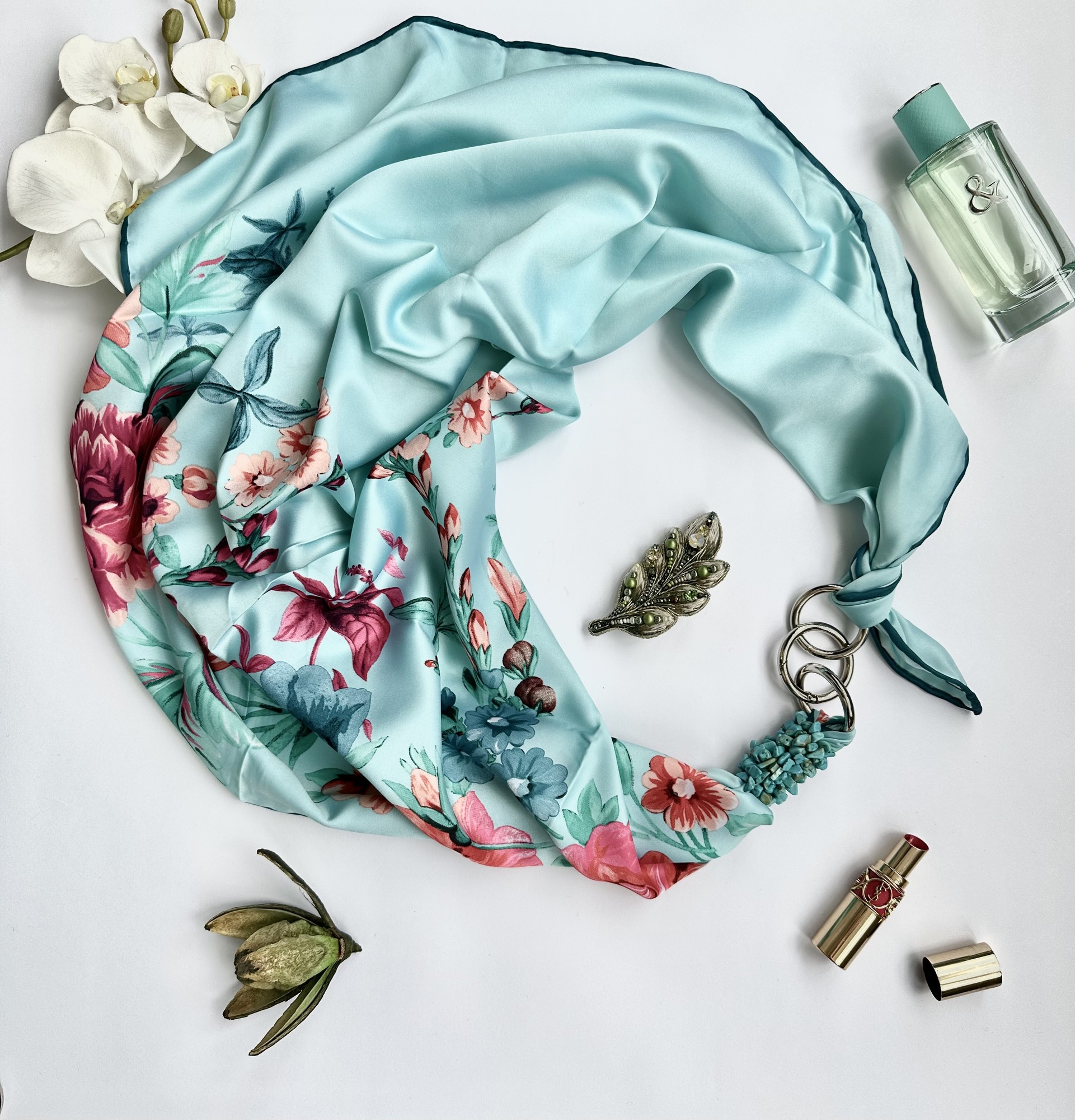 Scarf  "Breakfast at Tiffany's" from the brand MyScarf. Decorated with natural amazonite