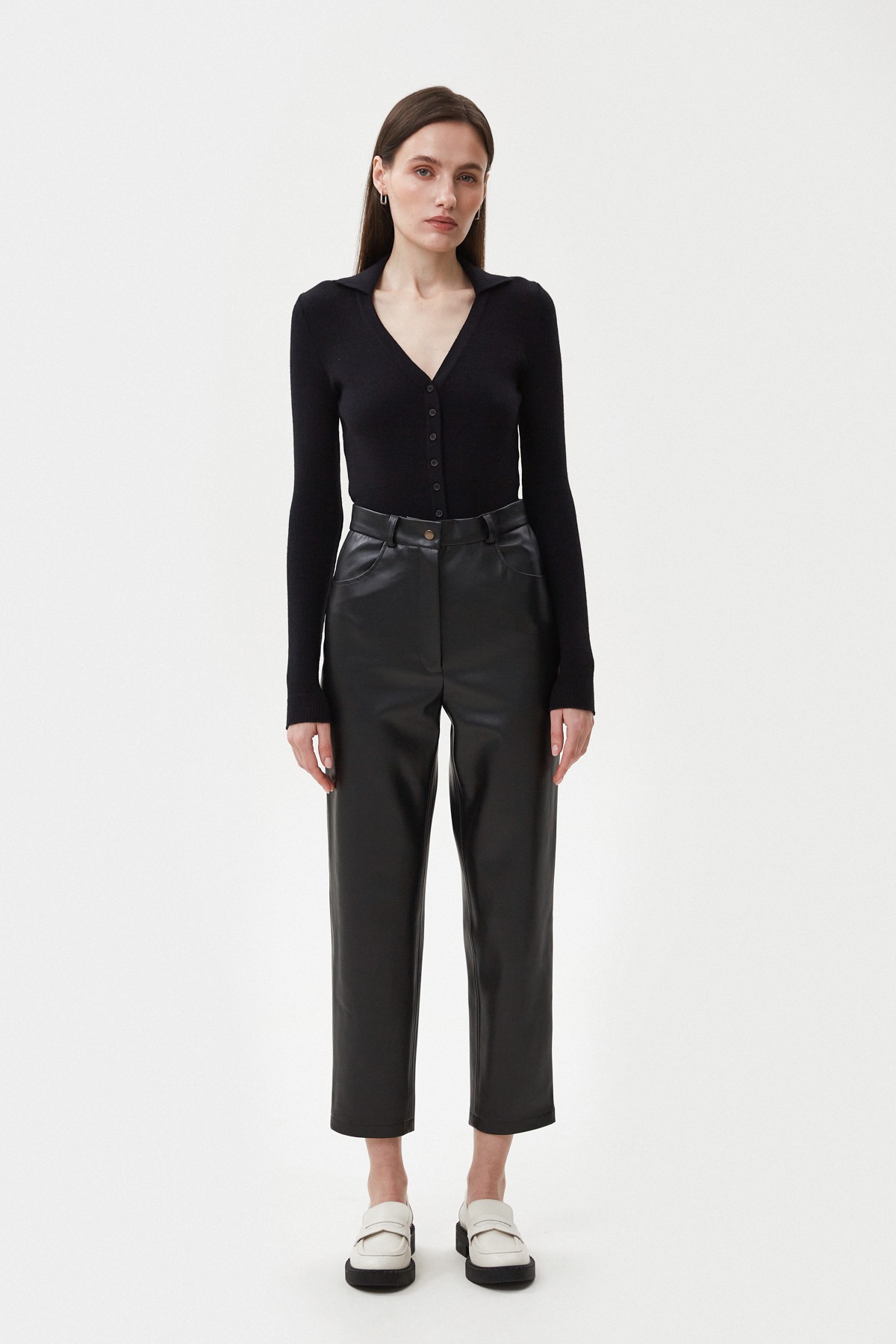 Black cropped pants made of eco-leather