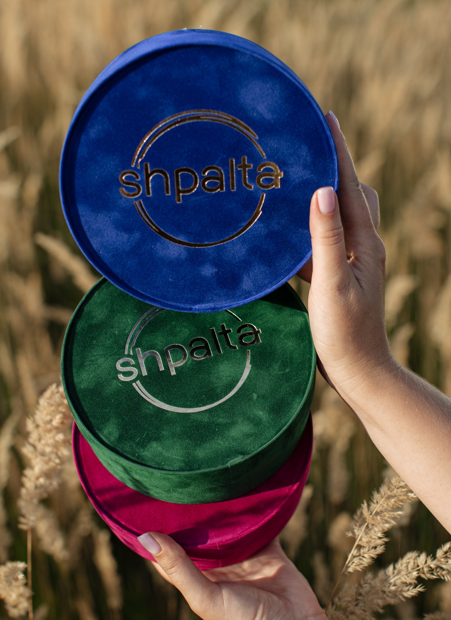 Shpalta branded velvet gift boxes of round shape 16*7