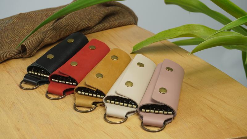 Keychain holder, leather pouch