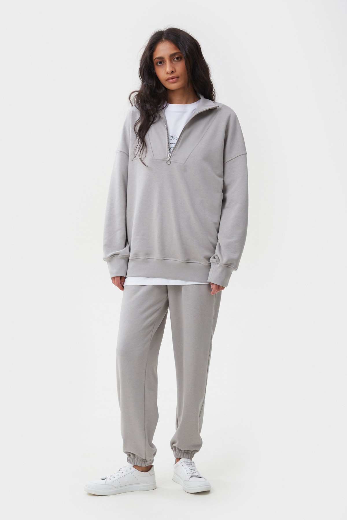 Gray loose fit sweatshirt with zipped collar