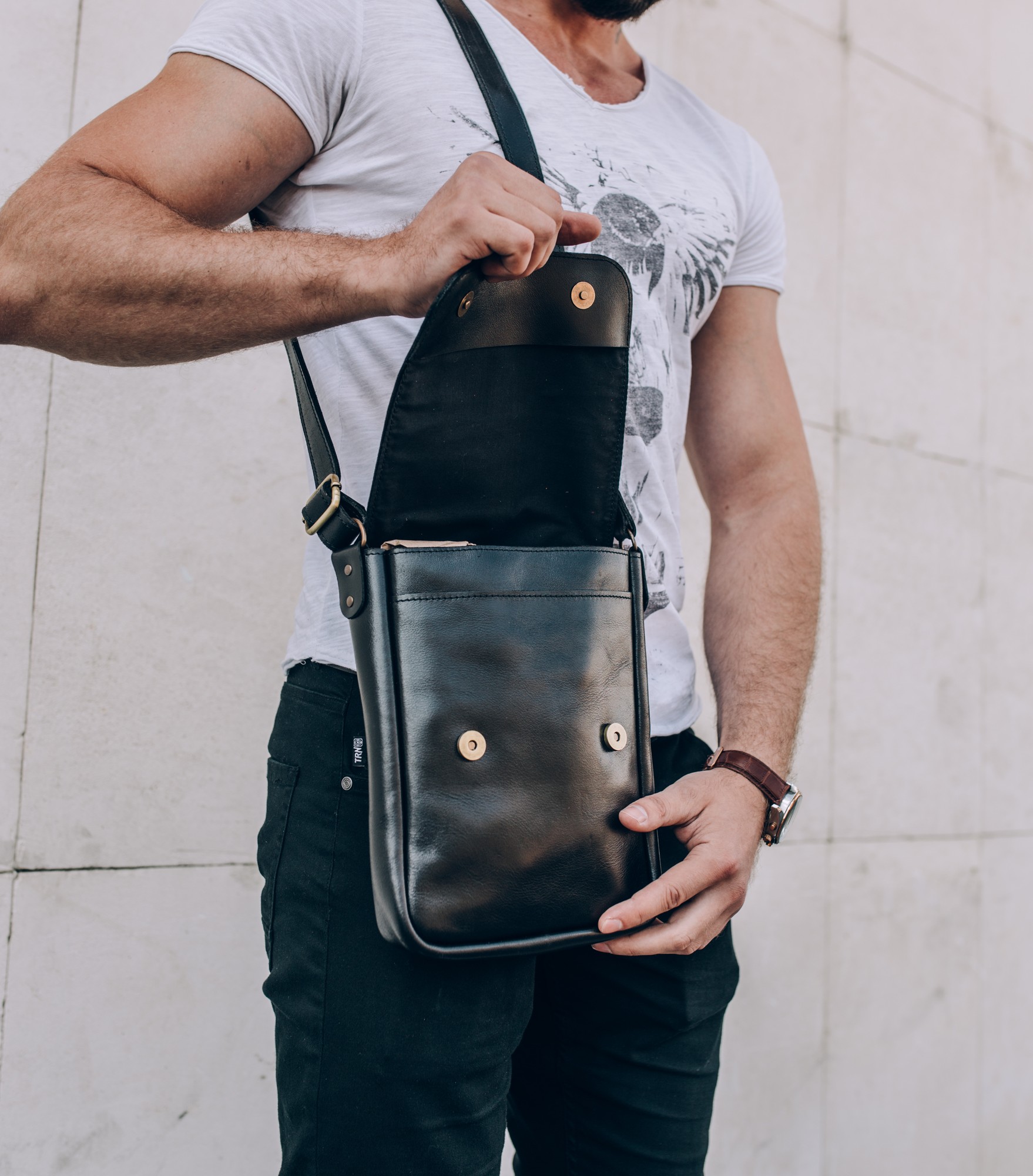 Leather crossbody bag with magnetic clip for men