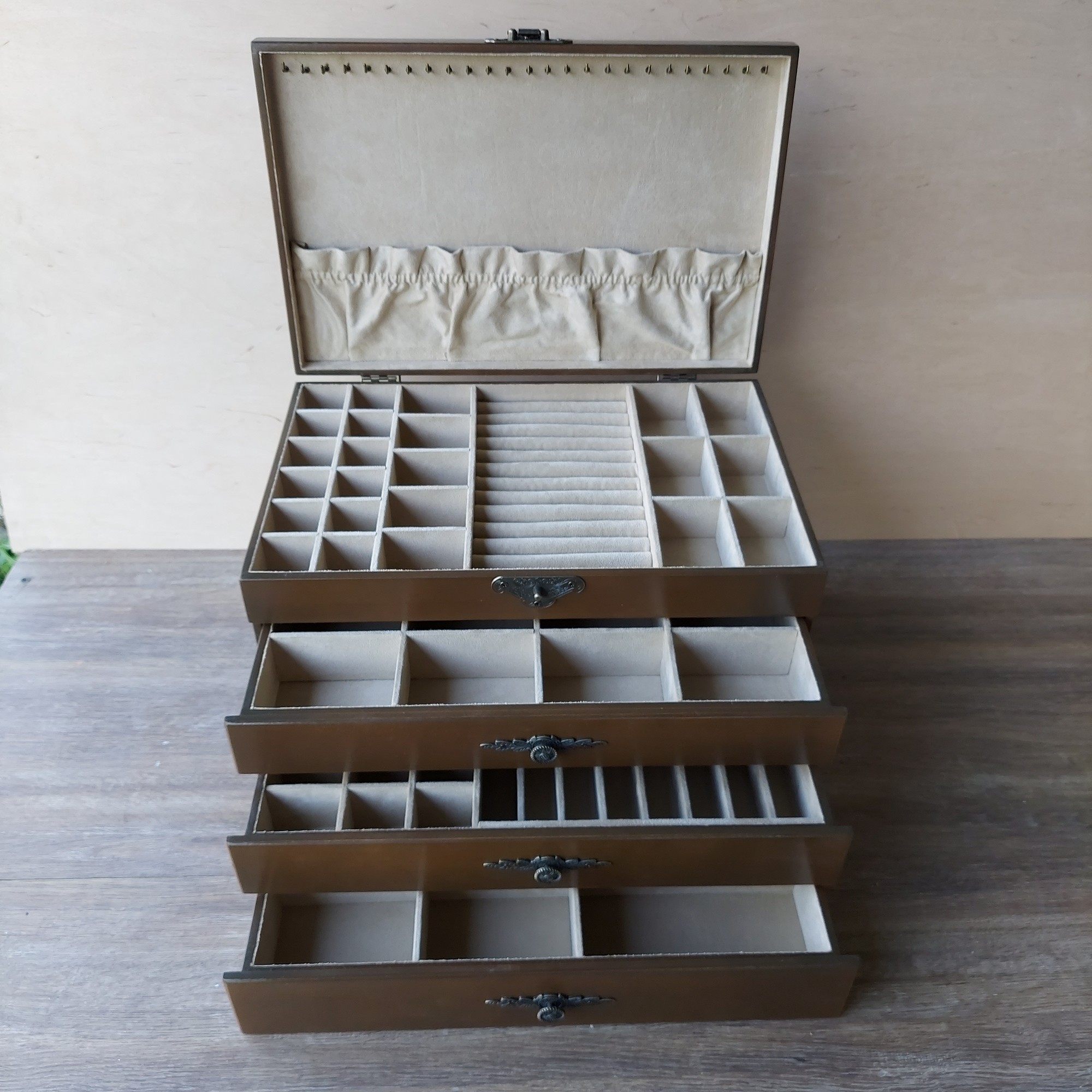 Wooden dresser for jewelry with alcantara