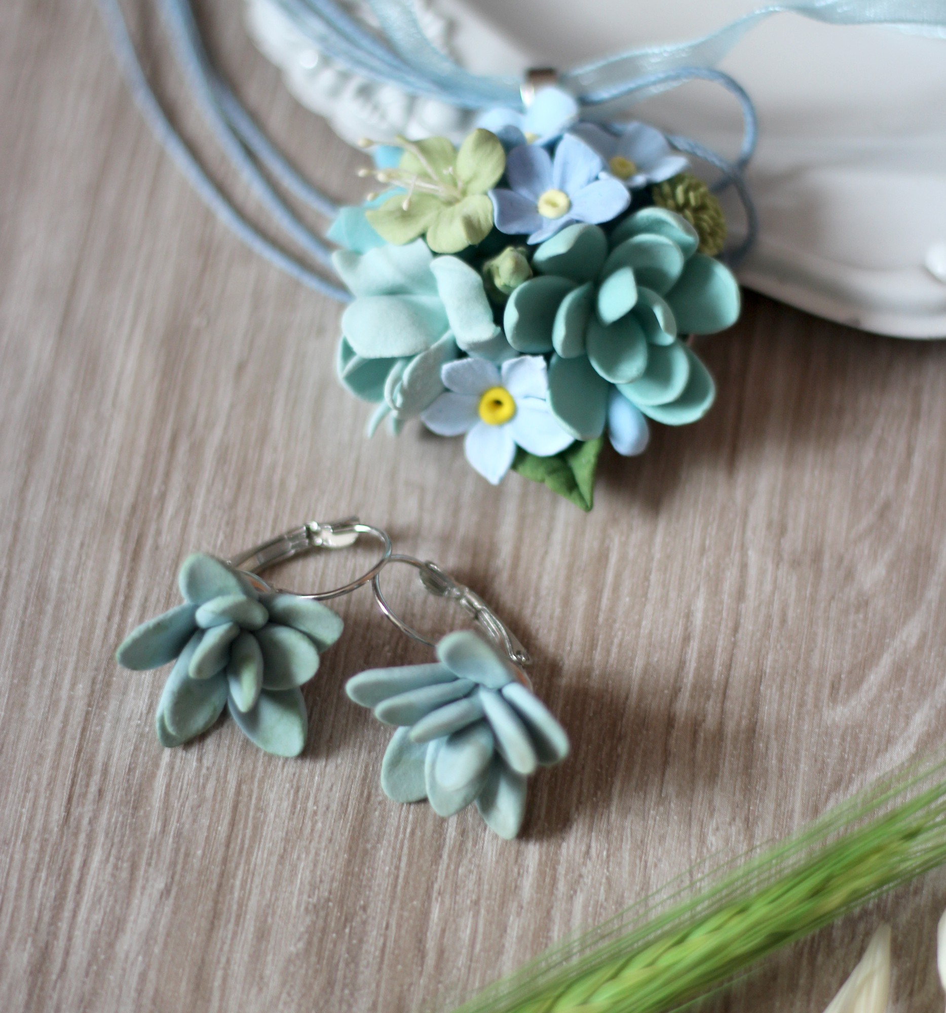 Mint jewelry set with flowers. Earrings and pendant