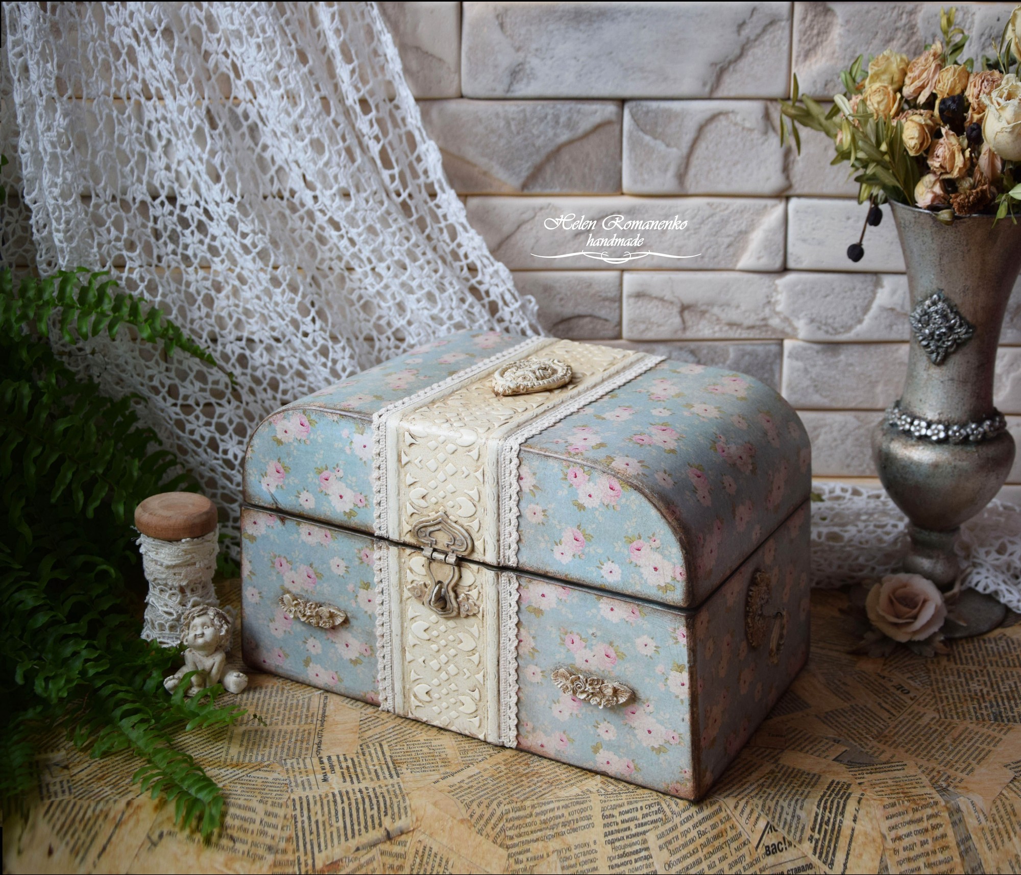 Large sewing storage box with a vintage style needle cushion 34655