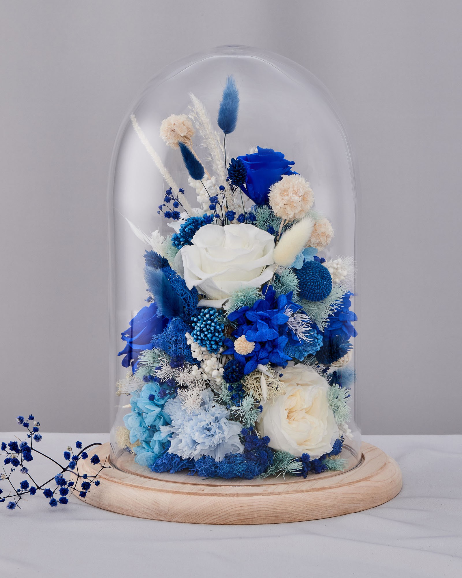 Flowers in glass dome "sapphire" 34750 from Floretta with donate to u24