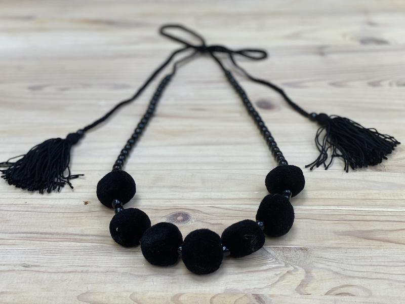 One row black necklace with tassels