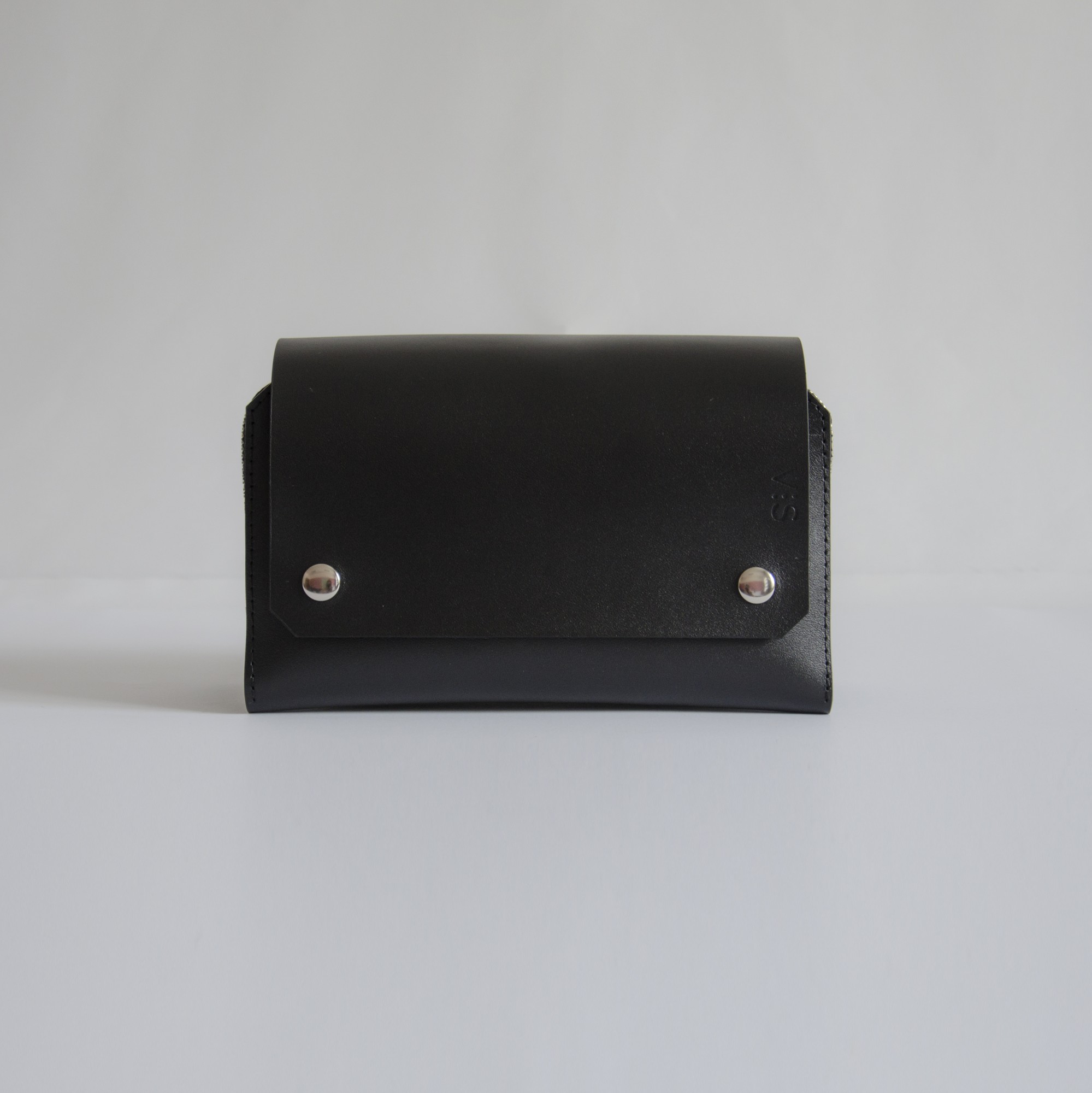 Navi leather bag in black color