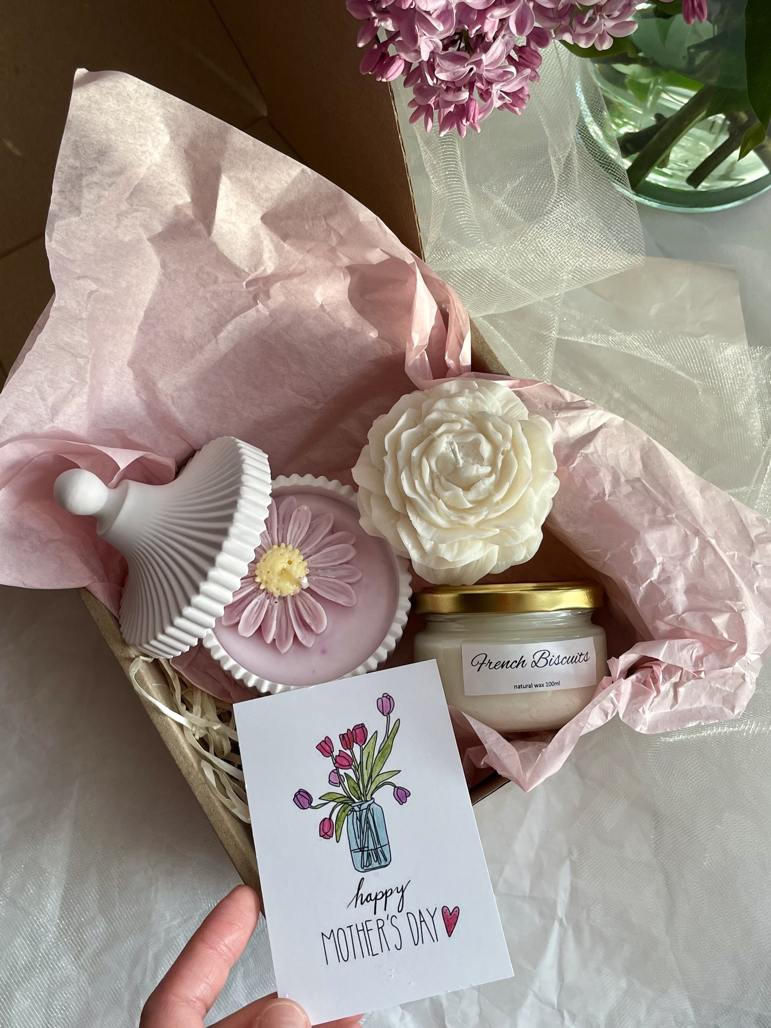 A gift box for Mother's Day made of soy candles