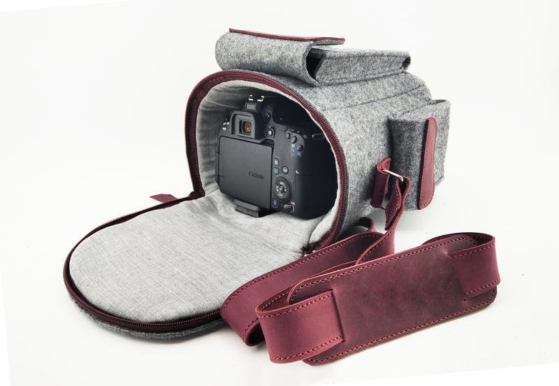 Felt and leather crossbody case for camera slr / Purple