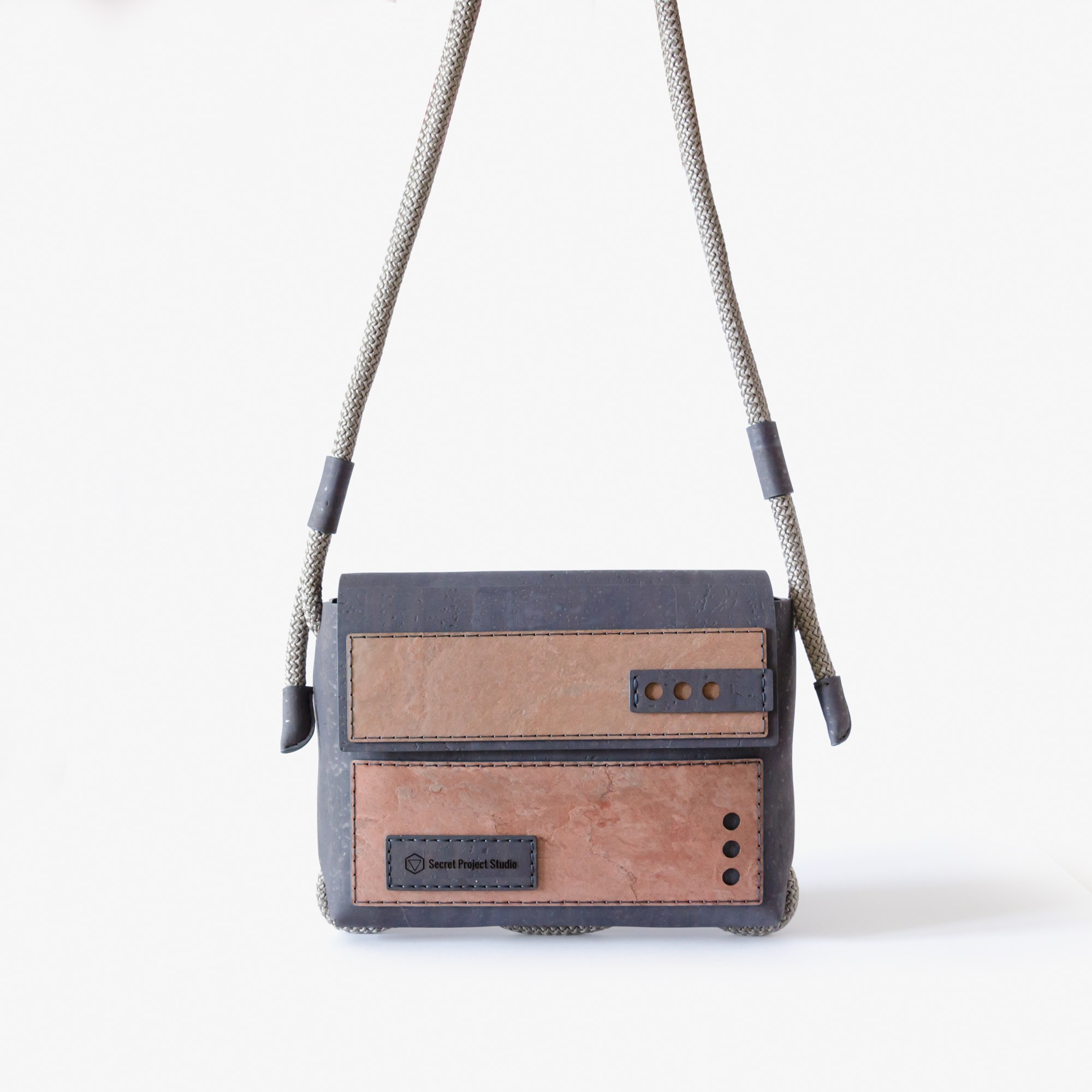 Crossbody bag Lohan M in charcoal cork and rose stone