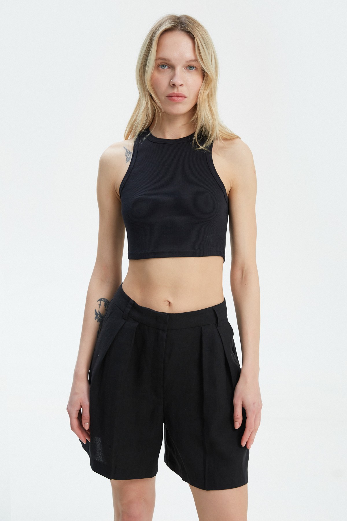 Black loose-fit shorts made of 100% linen