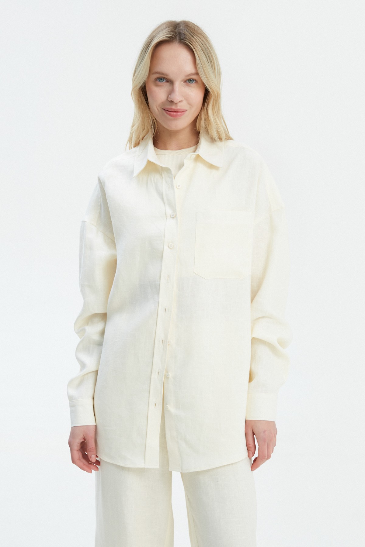 Milky loose-fit shirt made of 100% linen