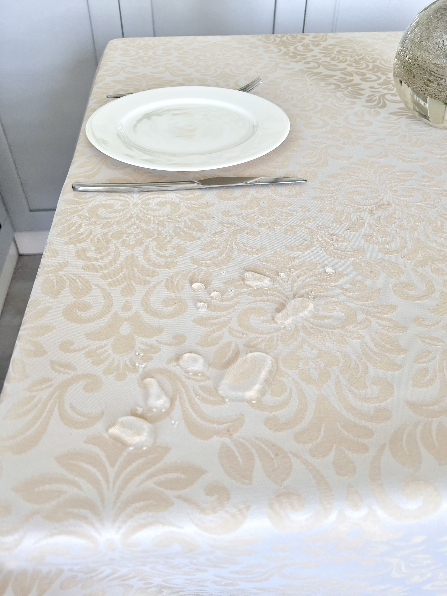 Teflon-coated tablecloth  134x134 cm./52x52 in