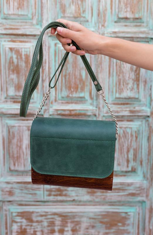 Women's dark wooden shoulder bag with leather inserts / Green