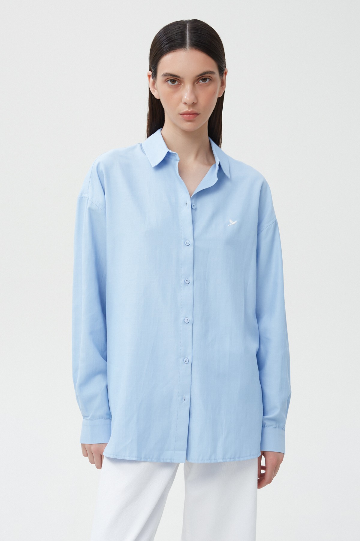 Loose-fit blue shirt with "Nightingale" embroidery